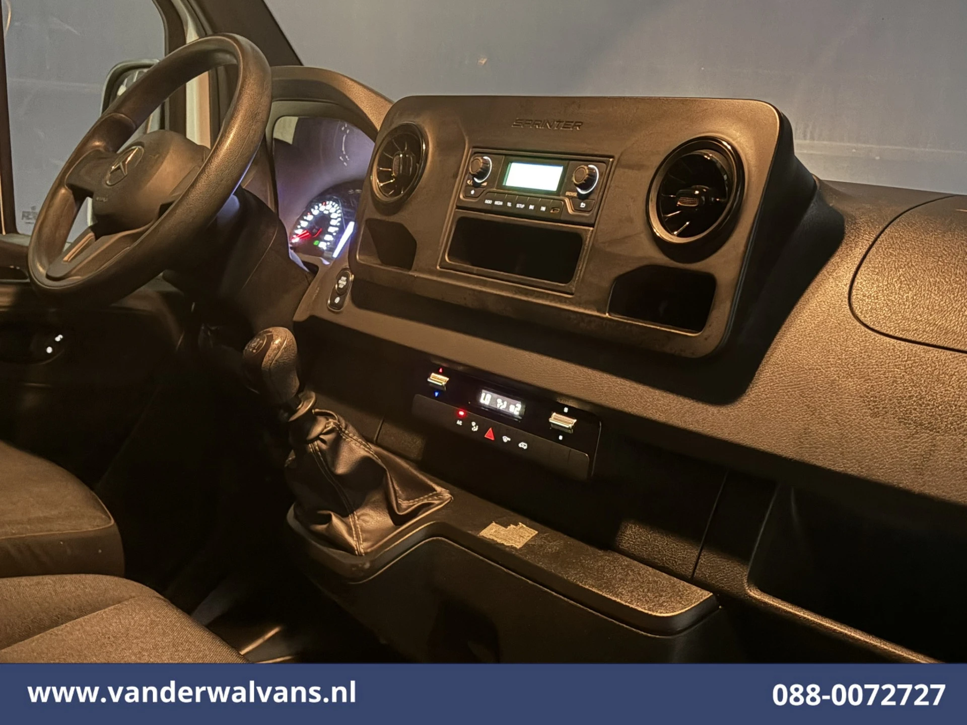 Mercedes-Benz Sprinter 2021 - 317 CDI 170pk L3H2 Euro6 Airco | 2800kg Trekhaak | Bijrijdersbank afbeelding 13