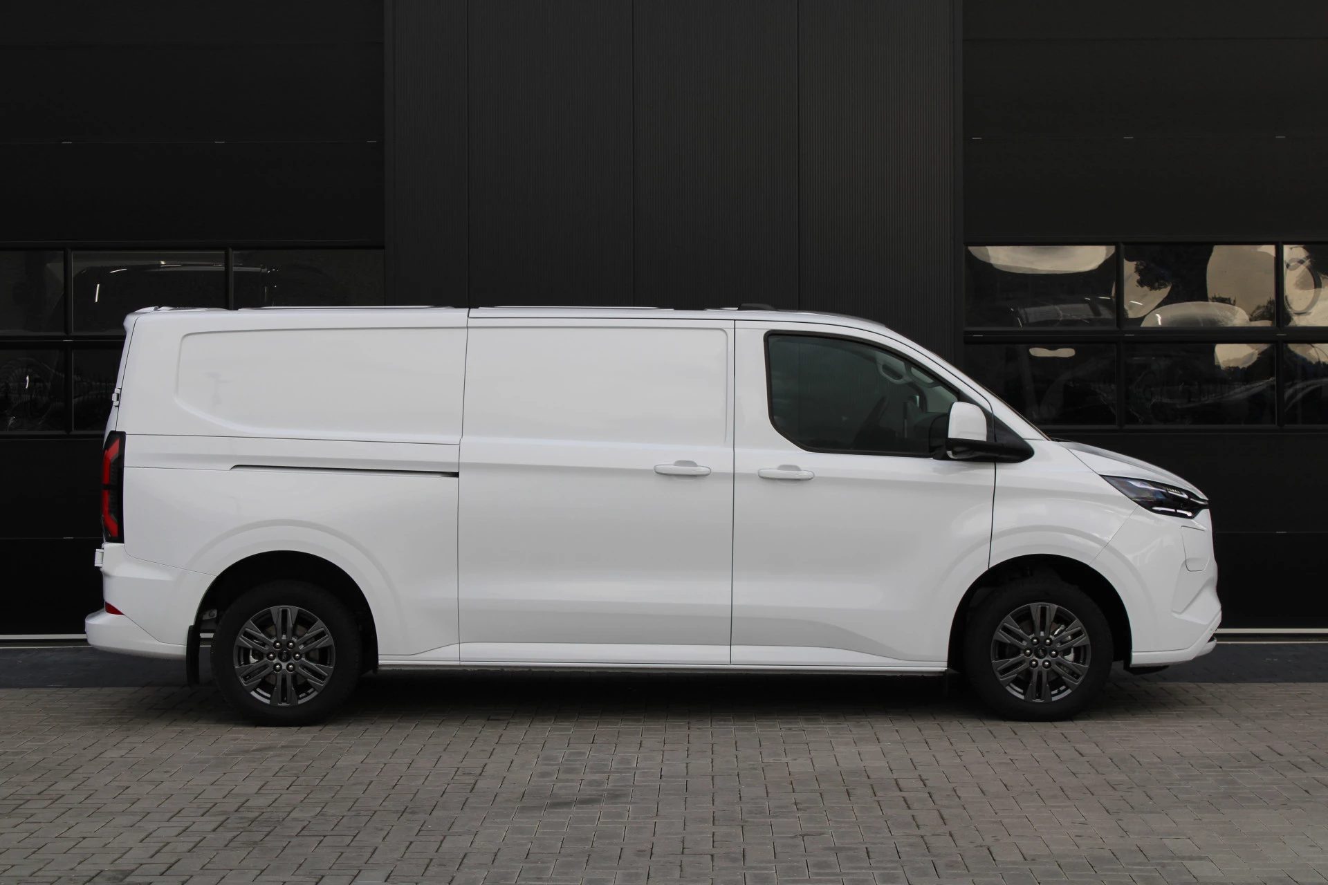 Ford E-Transit Custom 2025 - 340 L2H1 Limited 65 kWh 218pk - 2x Schuif - LED - 360 Camera - B&O - ACC - Navi - Stoel/Stuurverwarming - Rijklaar afbeelding 5