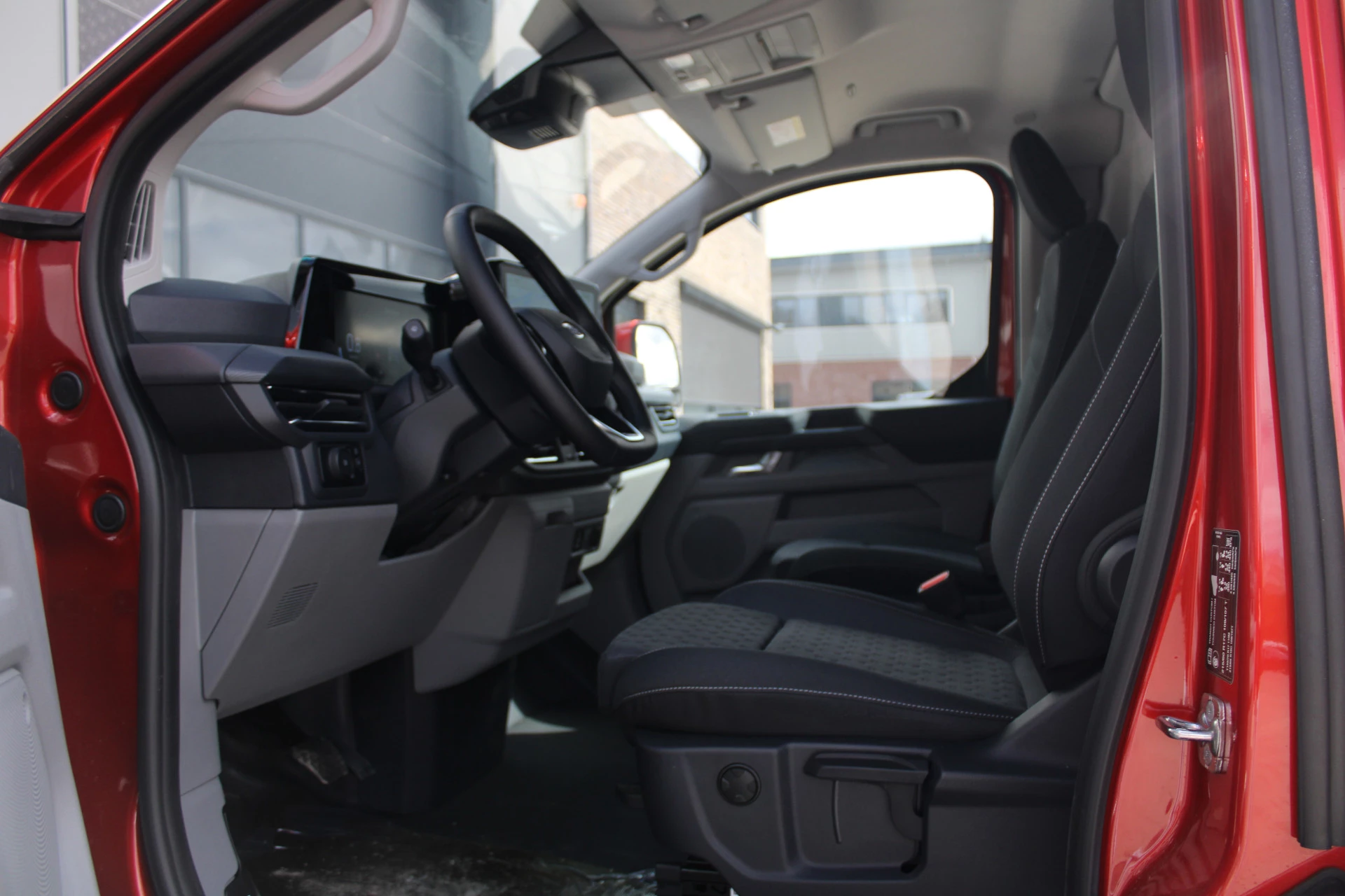 Ford Transit Custom 2025 - 320 2.0 TDCI L2H1 Limited 170pk - 1+1 Stoelopstelling - 2x Schuifdeur - Adaptive Cruise - Verwarmd stuur - Blind spot - Navigatie - Camera - Draadloos laden - Rijklaar zdjęcie 15