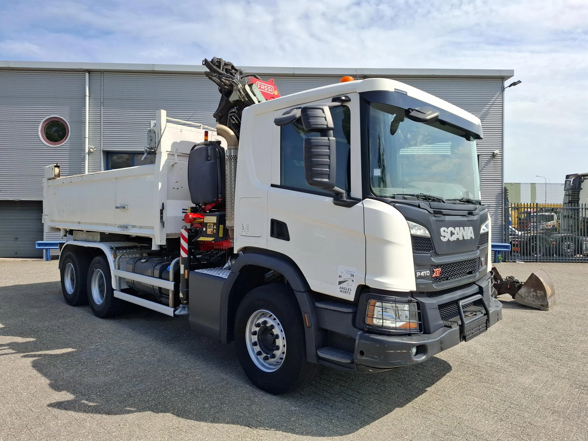 Scania P - NGS XT P410 / 6X4 / RETARDER / ONLY:192584 KM / BIG AXLE / FASSI F215A / REMOTE / ROTATOR / 2SIDE TIPPER / FULL-STEEL / DRUM BRAKES / TUV:01-03-2027 / EURO-6 / 2018 afbeelding 7