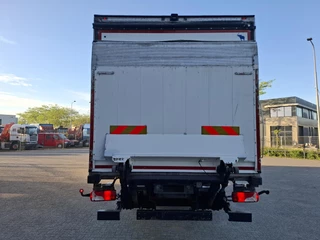 Scania P 2017 - P320 / HYBRIDE / ONLY:294233 KM / LIFT+LENKACHSE / SCHMITZ ISOLATED BOX / PLATFORM / LWDS / NAVI / XENON / AUTOMATIC / EURO-6 / 2017 image 4