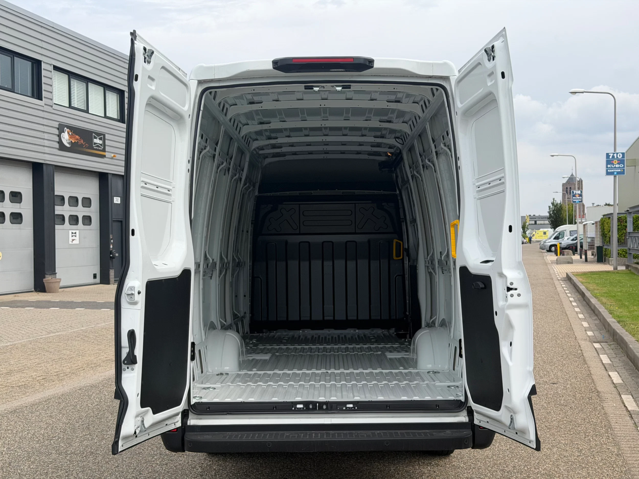 Iveco Daily 2024 - 35S18 L4H2 Automaat Airco Navi Cruisecontrol BPM VRIJ afbeelding 9