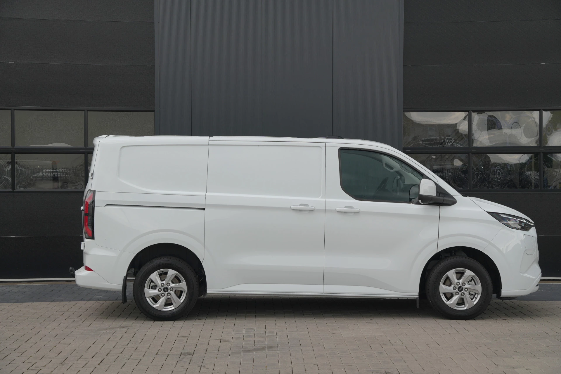 Ford E-Transit Custom 2026 - 320 L1H1 Limited 71 kWh 218pk - 2x Schuifdeur - Trekhaak - Camera - Carplay - Rijklaar obrázek 4