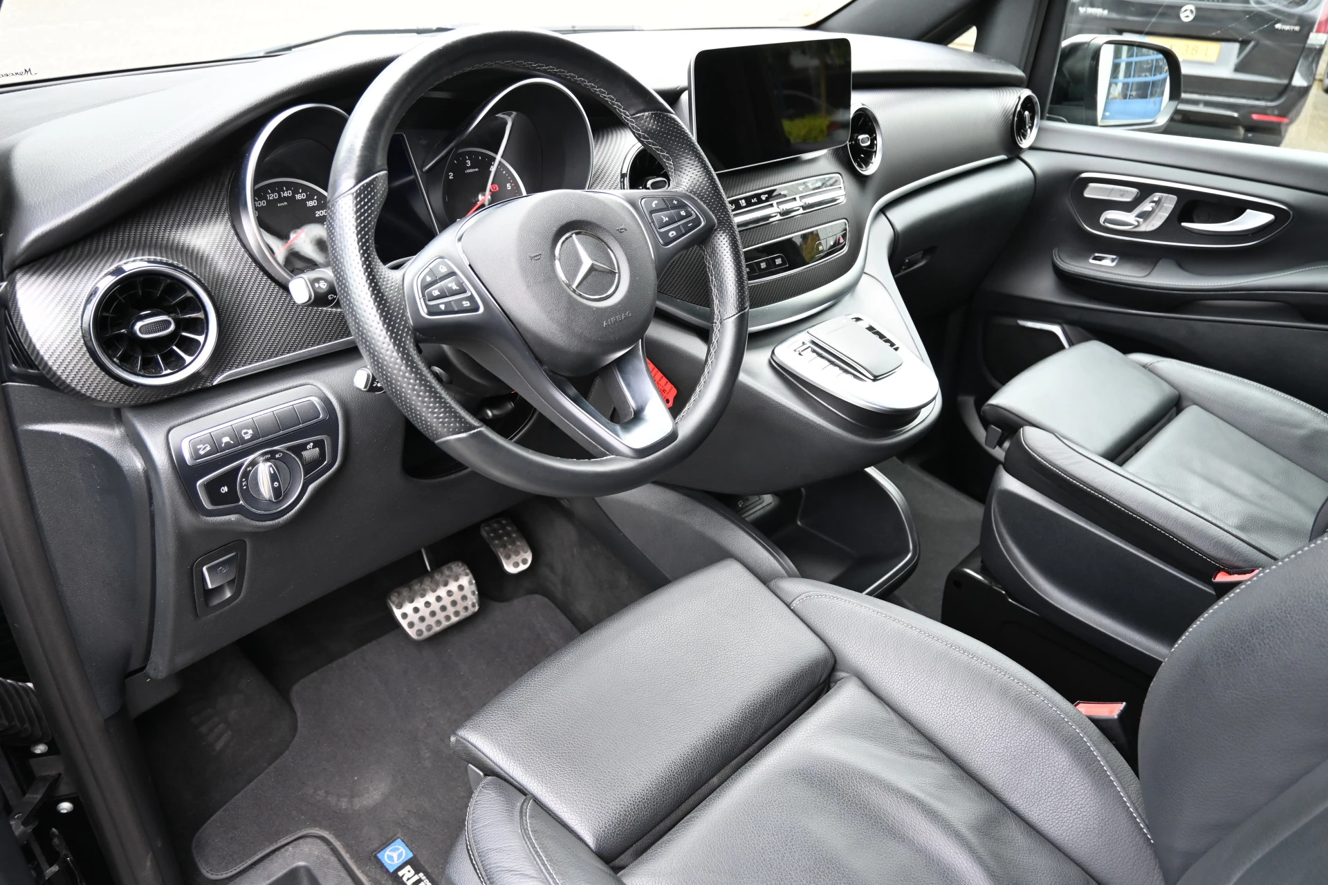 Mercedes-Benz V-Class 2024 - 300d 4-MATIC AMG DC Avantgarde zdjęcie 5