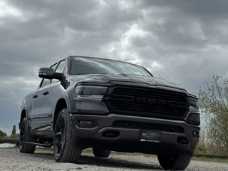 Dodge Ram 1500 2020 - LARAMIE NIGHT 5.7L V8, MARGE, GEEN BTW, 1E EIG, DEALER ONDERHOUDEN, NIEUWSTAAT obrazek 2