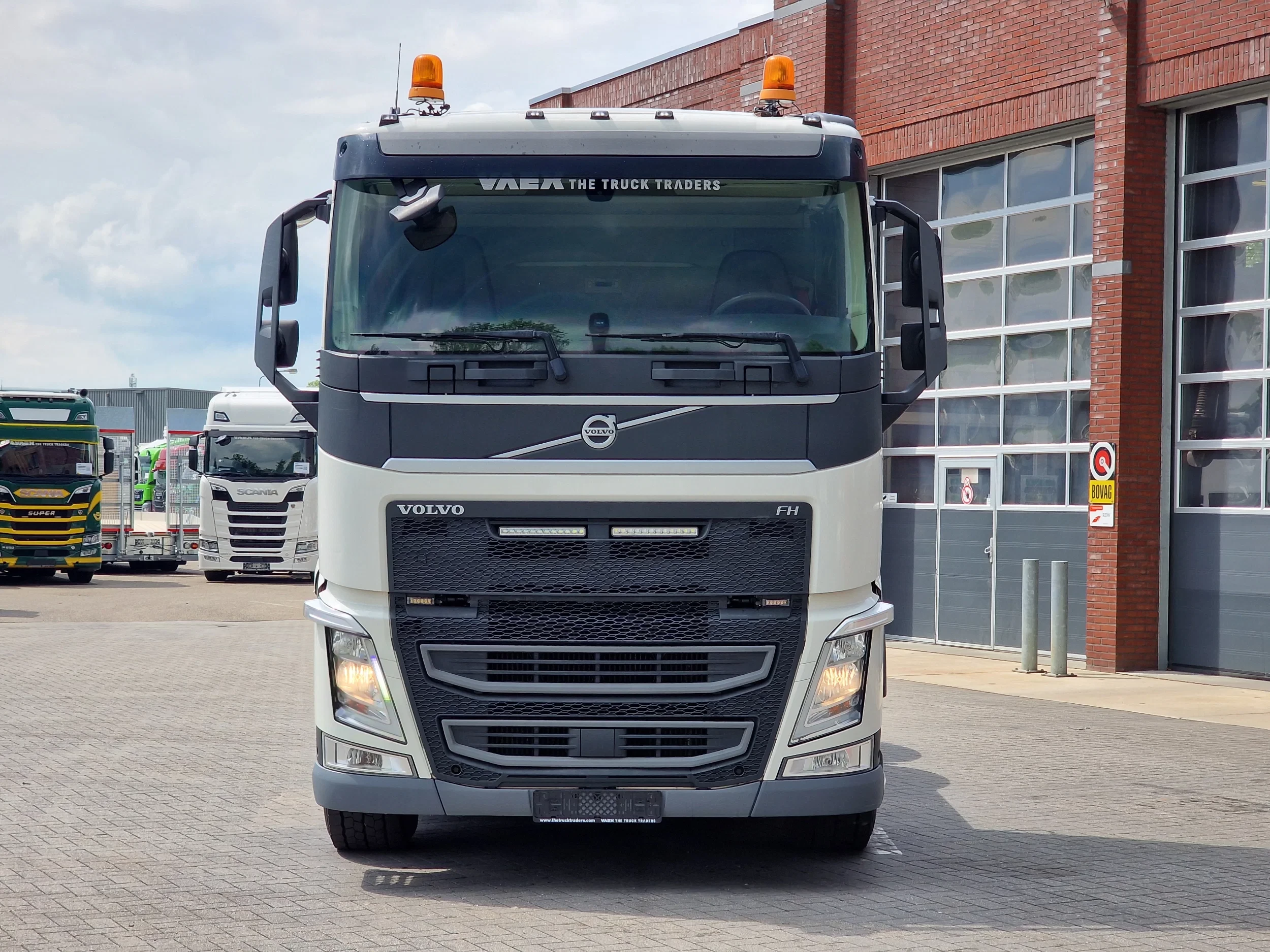Volvo FH 2020 - 13.500 6x2/4 Low roof - MA chassis - PTO/Hydraulic - Full air imagen 2