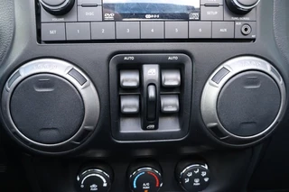Jeep Wrangler 2010 - 3.8i V6 Aut. Sahara 4 drs JK 4x4 / LED / SOFTTOP zdjecie 31