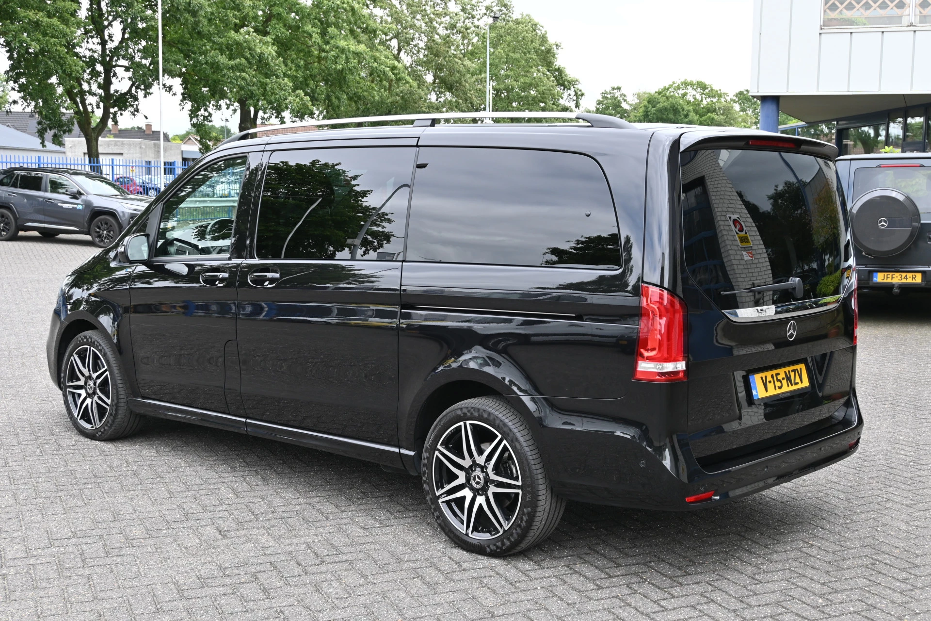 Mercedes-Benz V-Class 2024 - 300d 4-MATIC AMG DC Avantgarde zdjęcie 17