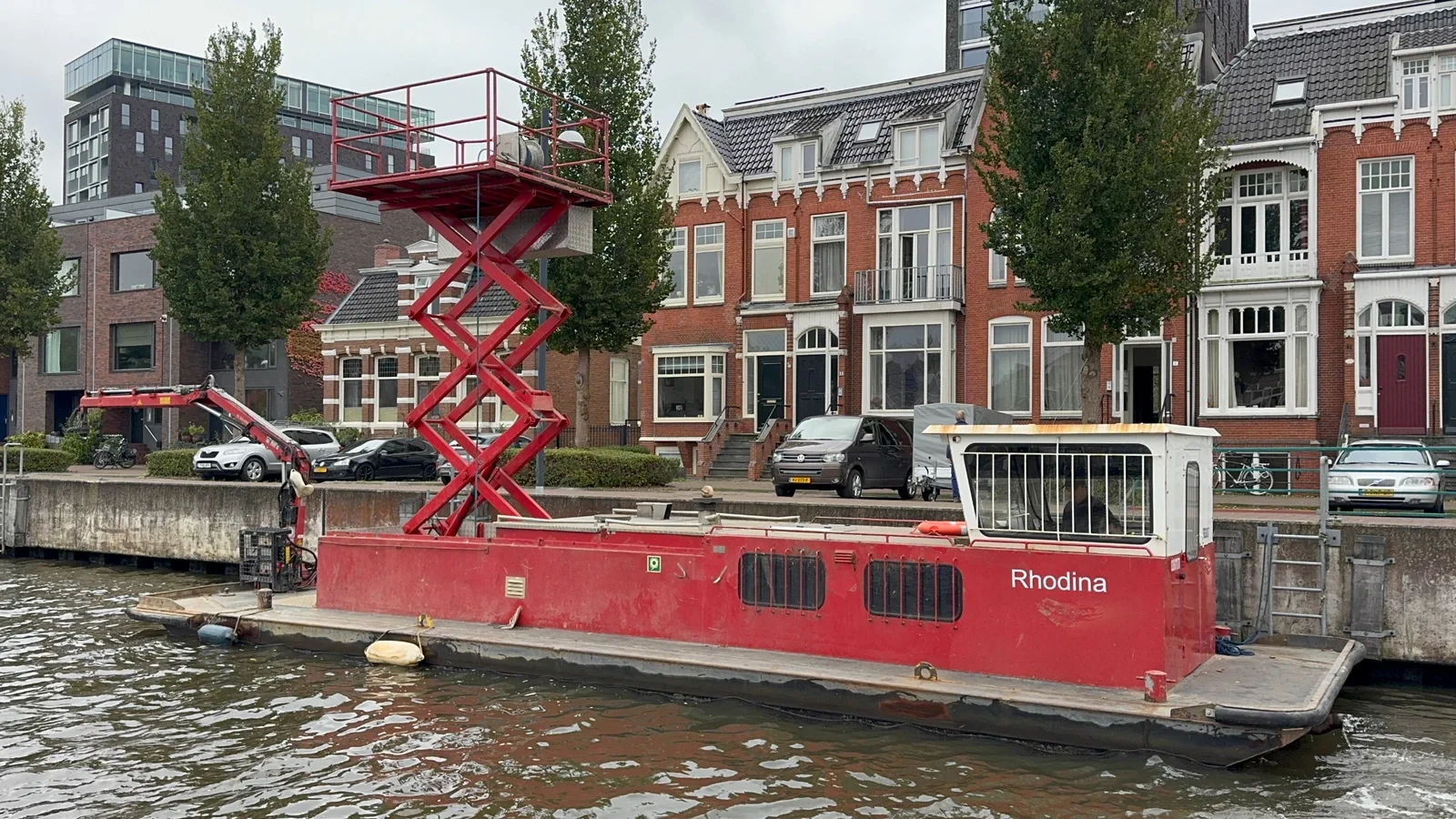 Rusthoven Rhodina met laadkraan en schaarhoogwerker - Dekschuit werkboot obrázek 1