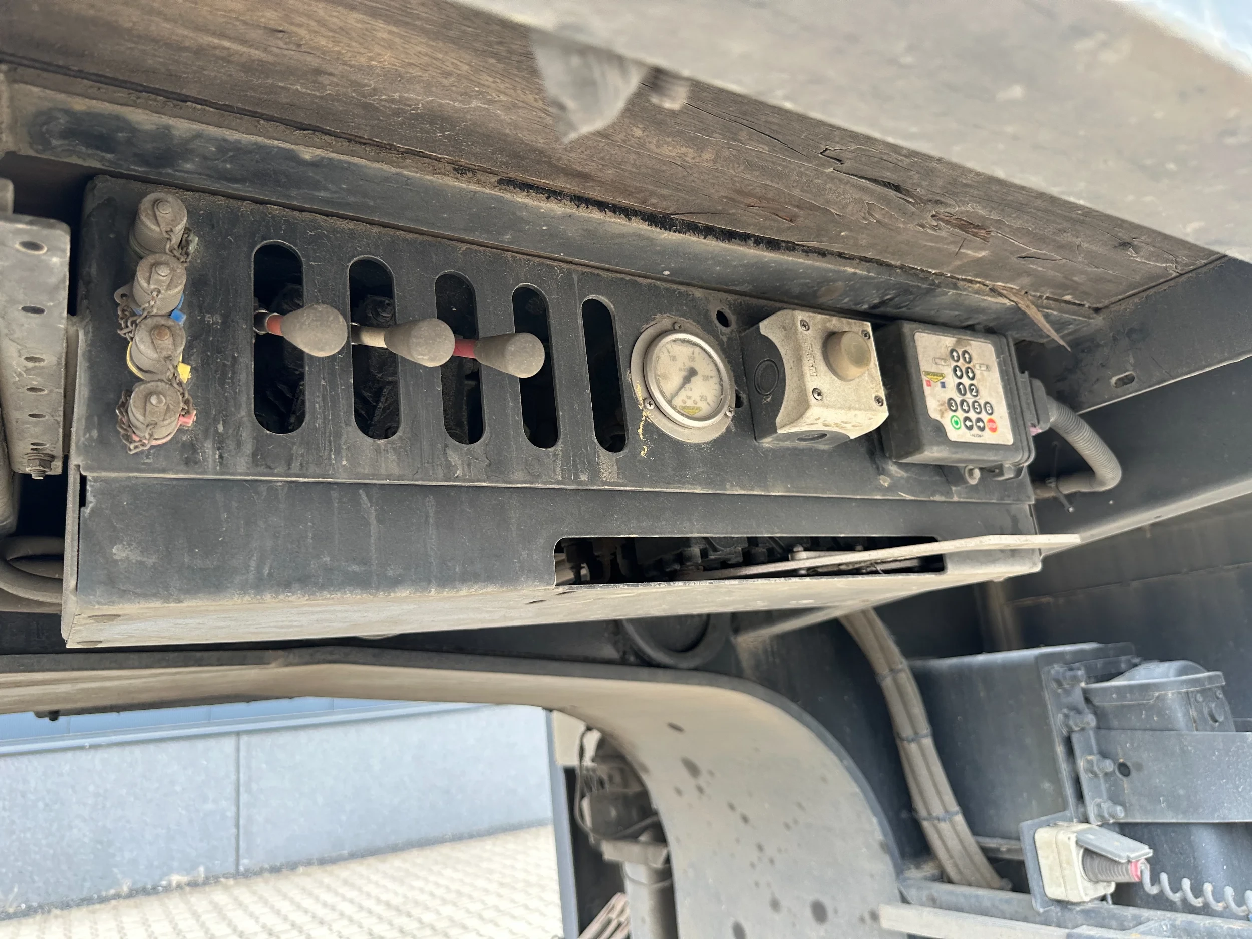 Broshuis 2019 - 3ABSD Lowloader 3-axle / GVW: 59.000kg / Neck: 23.000kg / hydraulic steering + ramps + loading table / 4.60m extendable / winch / liftaxle afbeelding 20