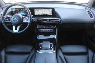 Mercedes-Benz EQC 2022 - 400 4MATIC 80kWh (SOH 95.84%) Luxury LEDER SCHUIFDAK KEY-LESS GO TREKHAAK SFEER afbeelding 2 miniatuur