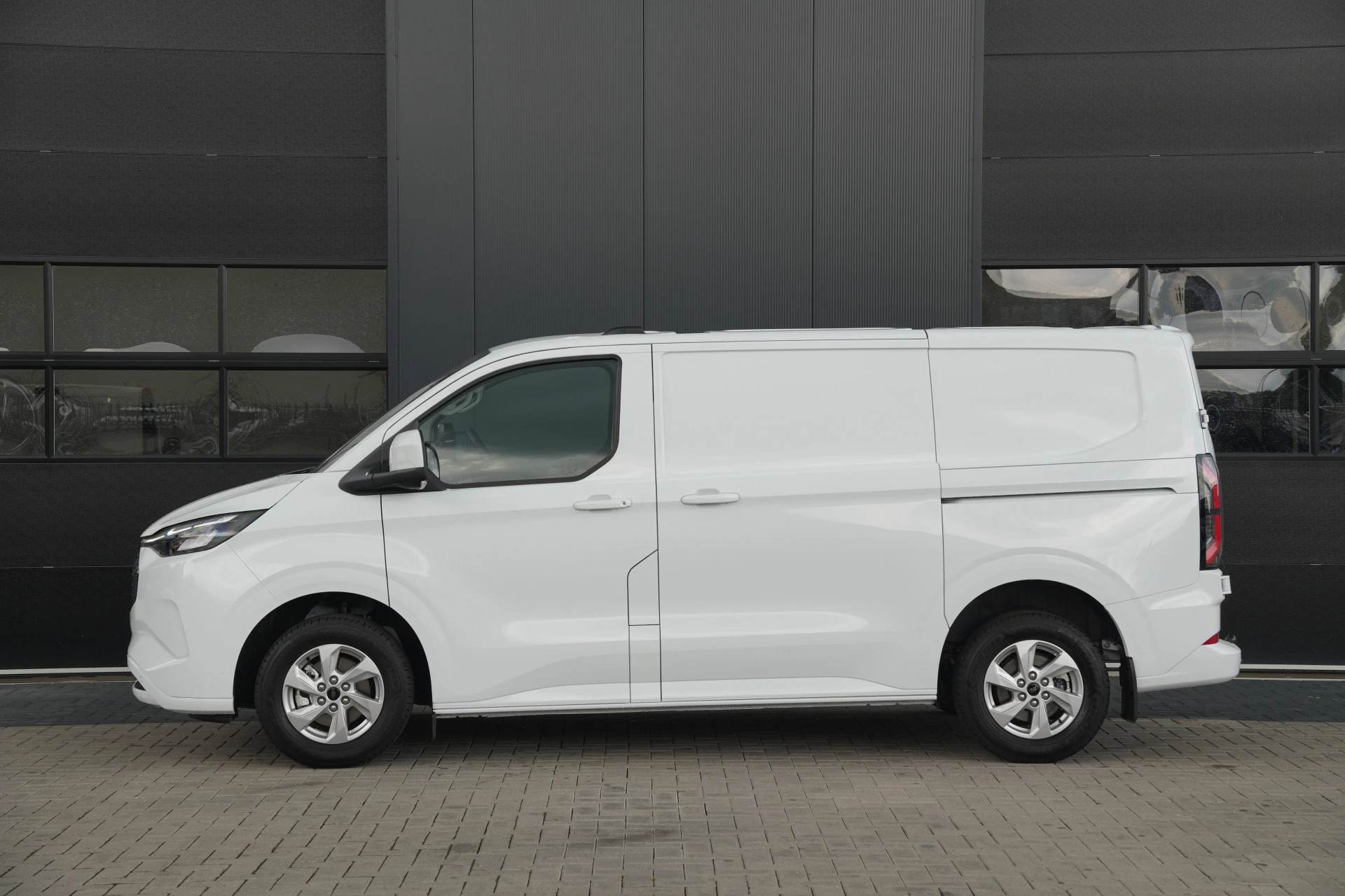 Ford E-Transit Custom 2026 - 320 L1H1 Limited 71 kWh 218pk - 2x Schuifdeur - Trekhaak - Camera - Carplay - Rijklaar obrázek 10