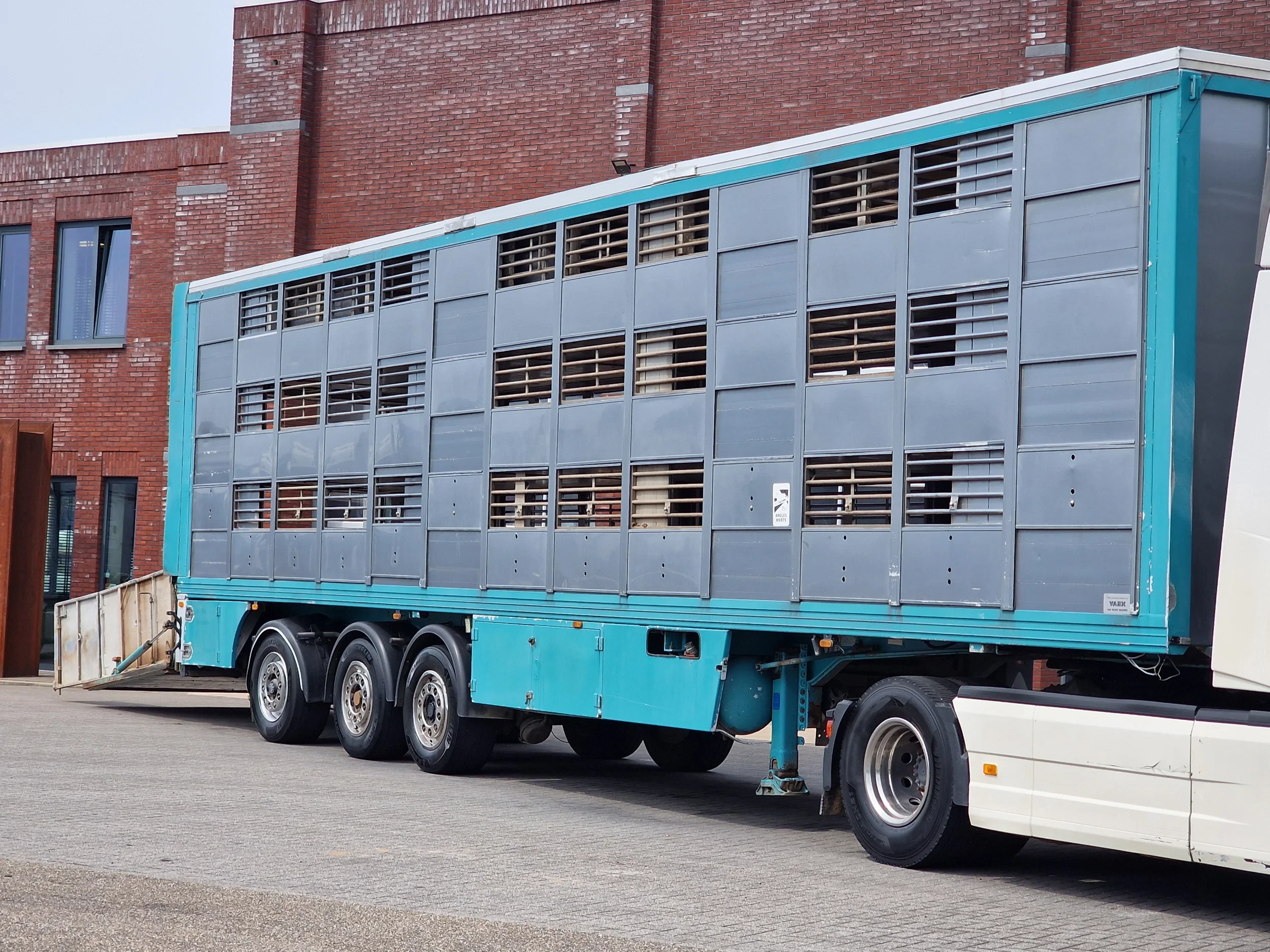 Lecitrailer 2013 - Guiton livestock trailer 3 deck - Loadlift - Steering axle - Moving floors afbeelding 1