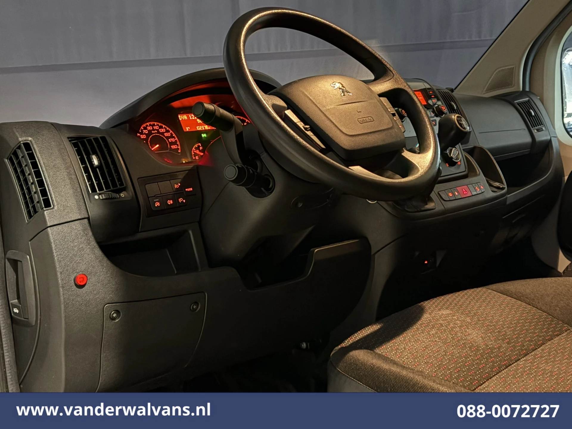 Peugeot Boxer 2022 - 2.2 BlueHDi 141pk Bakwagen 436cm Lang Laadklep Euro6 Airco | Cruisecontrol | 1055kg laadvermogen Bild 14
