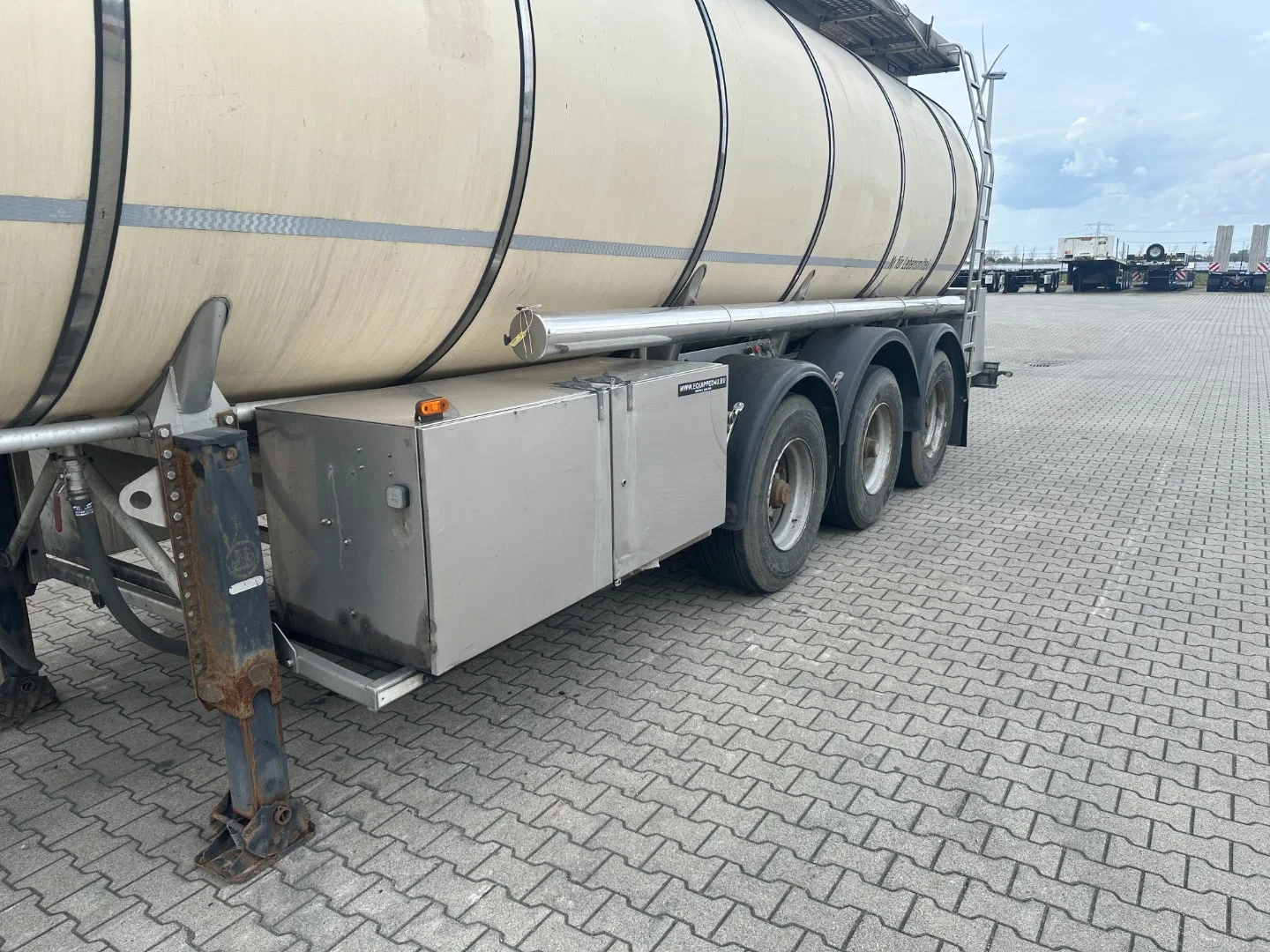 Feldbinder 1999 - LEBENSMITTEL / LEVENSMIDDELEN / FOOD / 33.500L / 3-COMP / PUMPE / LIFTACHSE obrázek 16