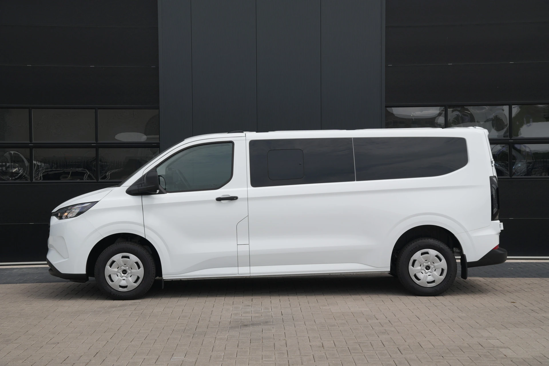 Ford Transit Custom 2026 - 340 2.5 PHEV L2H1 Kombi Trend 9 zits - Carplay - Camera - Navigatie - Airco achterin - Cuise - Rijklaar afbeelding 9