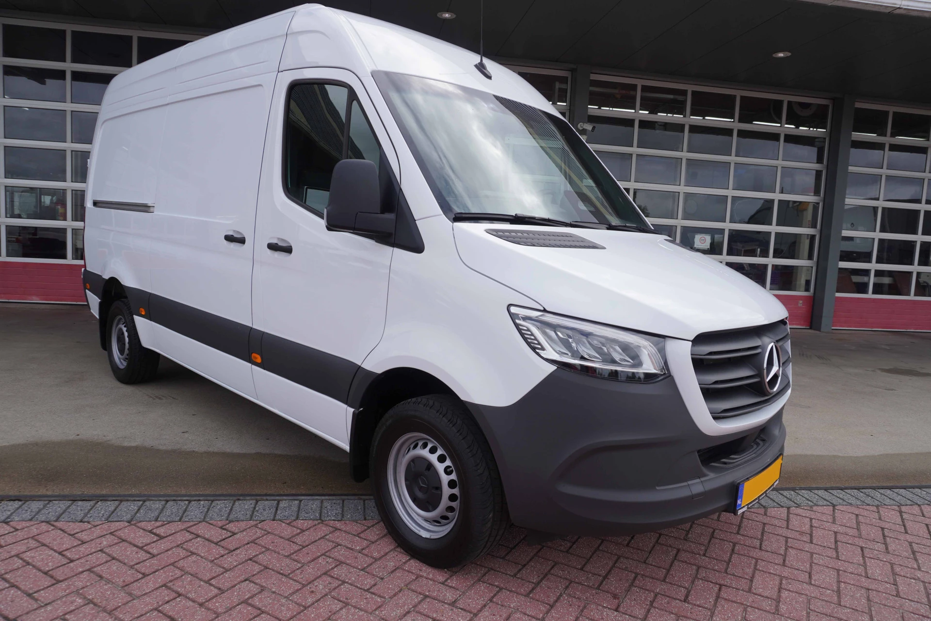 Mercedes-Benz Sprinter 2024 - 319 CDI 191PK L2H2 RWD Pro Automaat obrázek 2