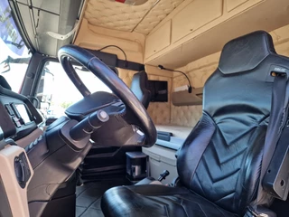 MAN TGX 2018 - 35.500 8x4*4 - Hyva Hooklift - Custom interior - Steering axle rear - Euro 6 image 11