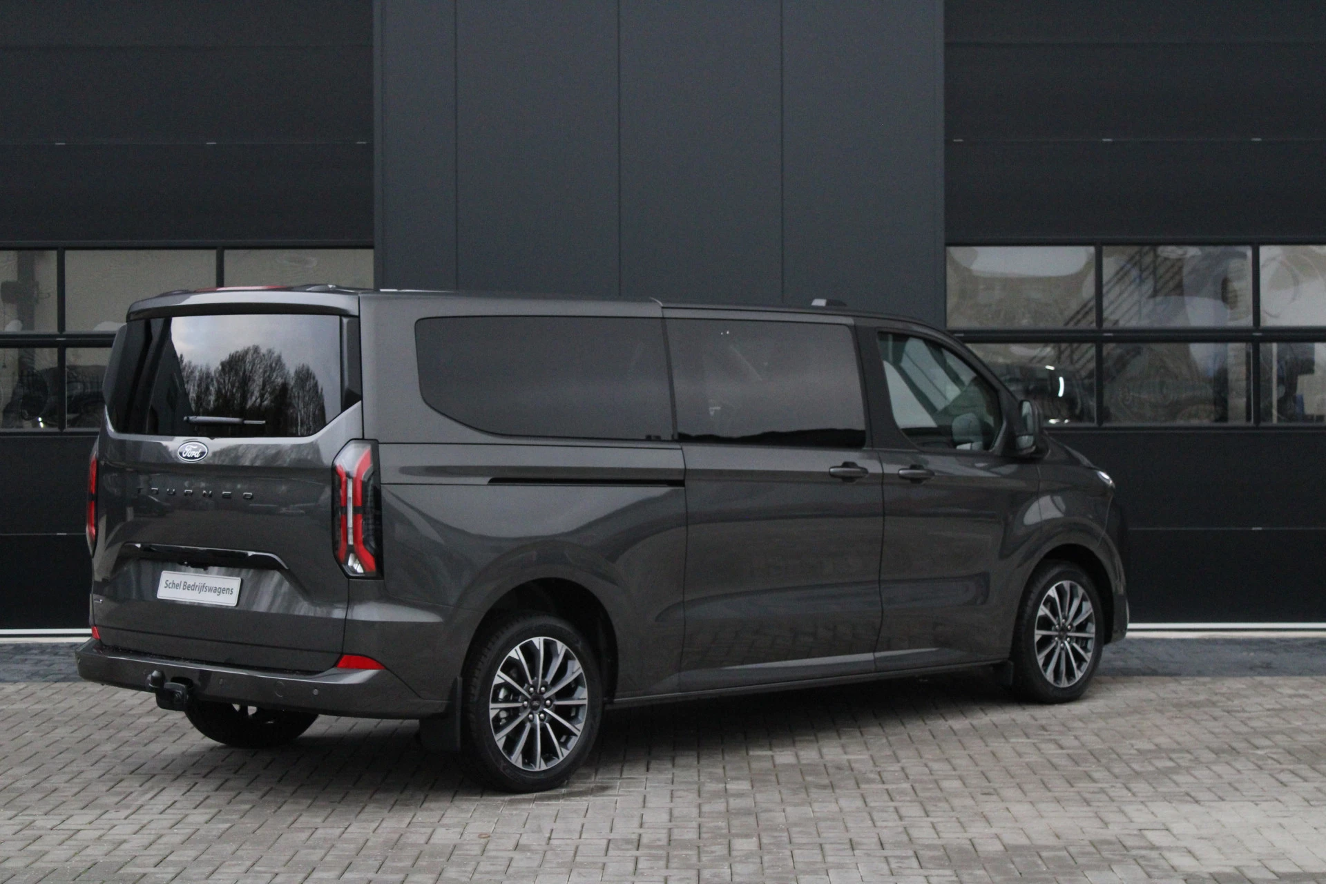 Ford Tourneo Custom 2025 - 340 2.5 PHEV L2H1 Titanium X 232pk | 2x Schuifdeur | ACC | 360 camera | Leder | Navi | Verwarmd stuurwiel | 19" LM velgen | Rijklaar image 6