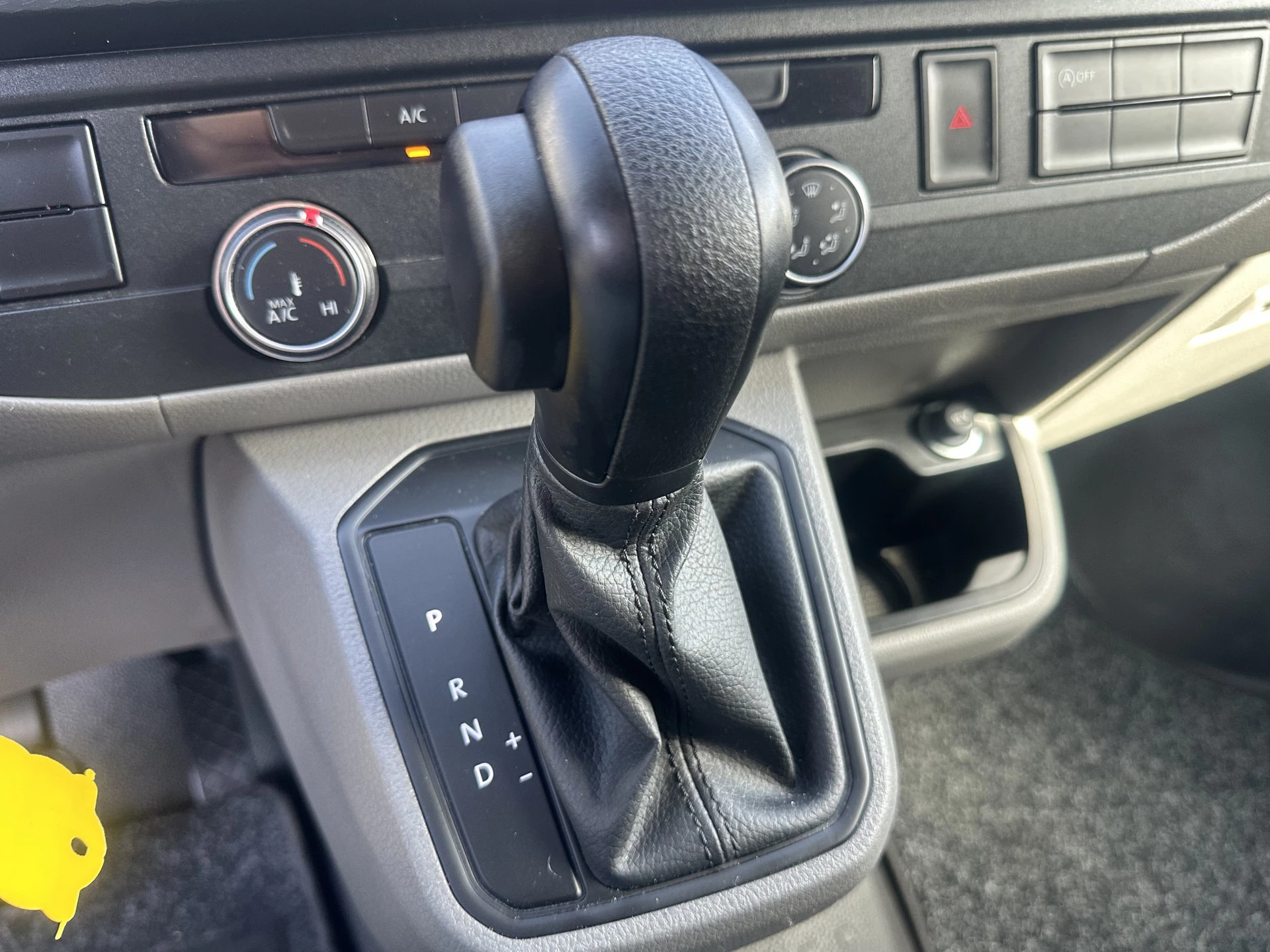 Volkswagen Transporter 2023 - 2.0 TDI 150 PK DSG AUTOMAAT / L1H1 / 1e EIG. / CRUISE / AIRCO / APPLE CARPLAY / ANDROID AUTO / NAVI / PDC Bild 14