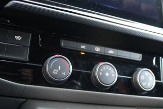 Volkswagen Transporter 2021 - 2.0 TDI L2H1 28 Bulli 150pk - 20 Inch - Camera - Trekhaak - Leder - ACC - LED - Rijklaar immagine 24