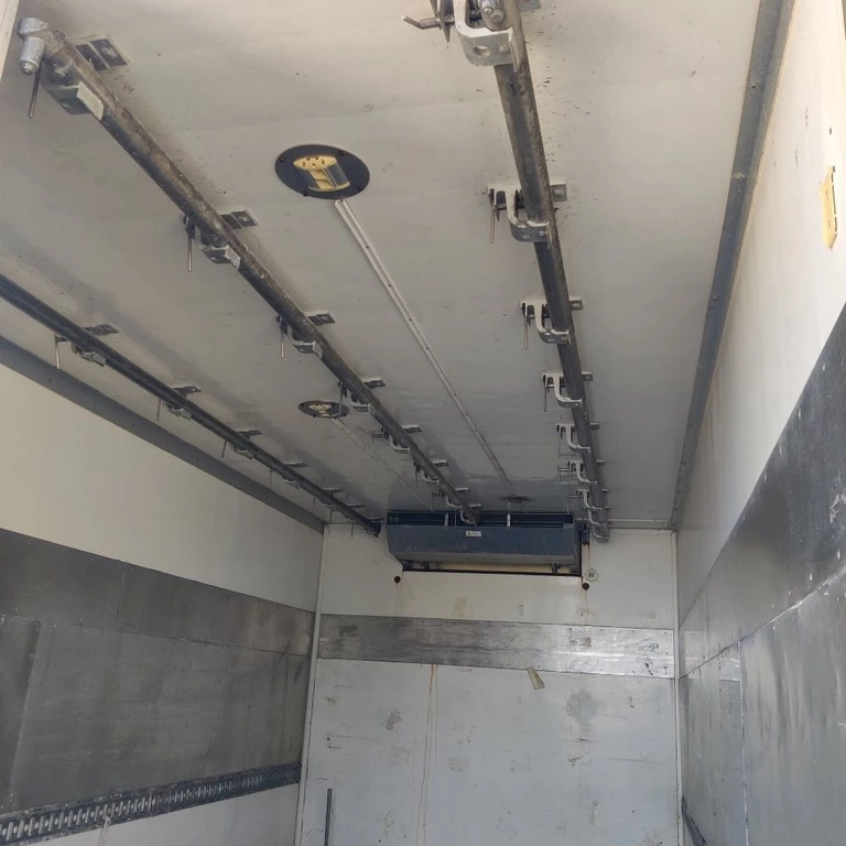 Renault Midlum-With-Hanging-Work-In-The-Fridge 2011 image 15