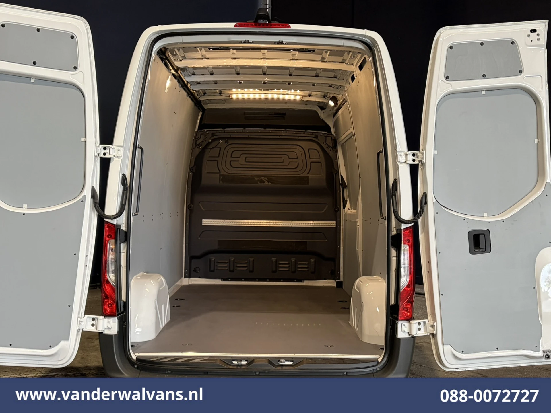 Mercedes-Benz Sprinter 2023 - 315 CDI 150pk L2H2 Euro6 Airco | Camera | Apple Carplay | Cruisecontrol | Chauffeursstoel | Leder immagine 13
