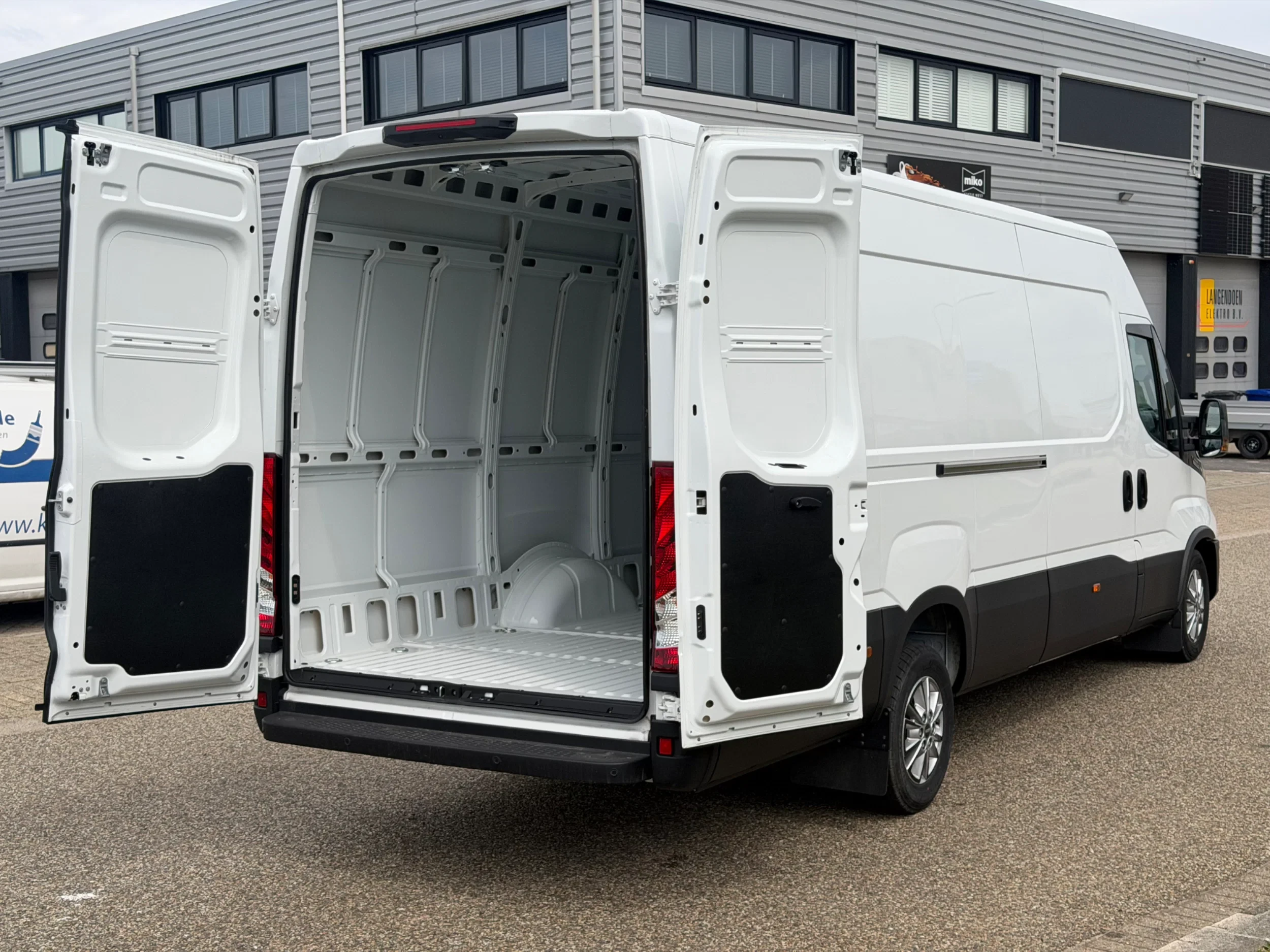 Iveco Daily 2024 - 35S18 L4H2 Automaat Airco Navi Cruisecontrol BPM VRIJ afbeelding 10