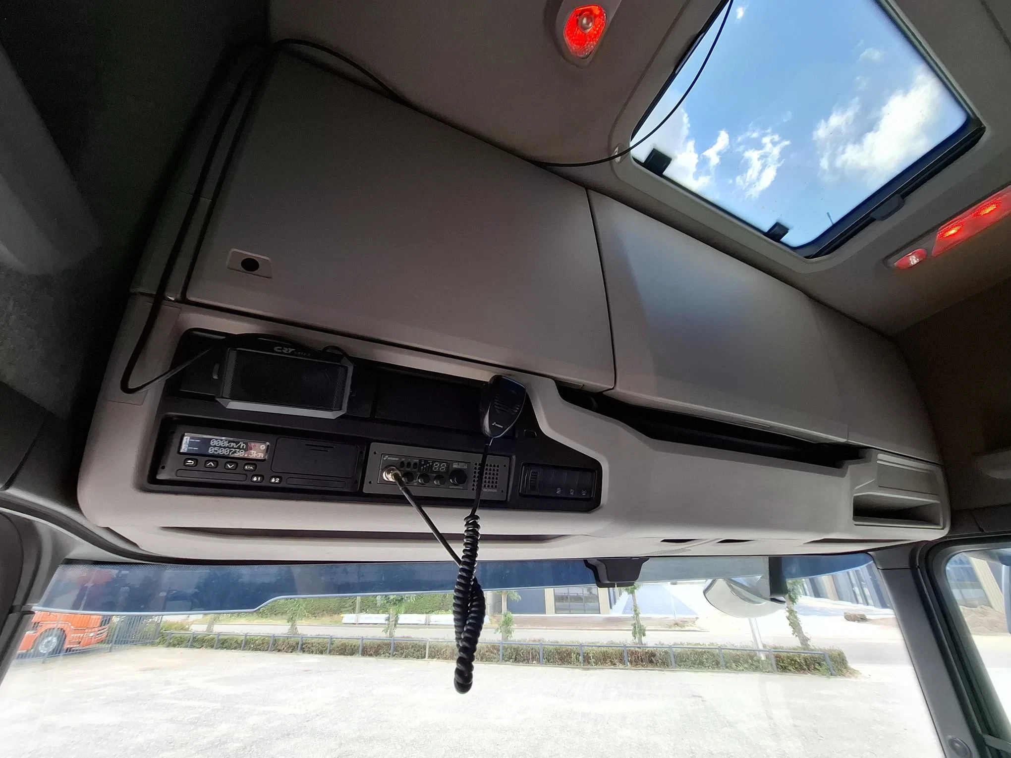 Scania R 2020 - NGS R520 V8 / !!ONLY:500738 KM!! / BOOGIE / RETARDER / HYDRAULICS / LEATHER / NAVI / FRIDGE / LWDS / AUTOMATIC / EURO-6 / 2020 afbeelding 25