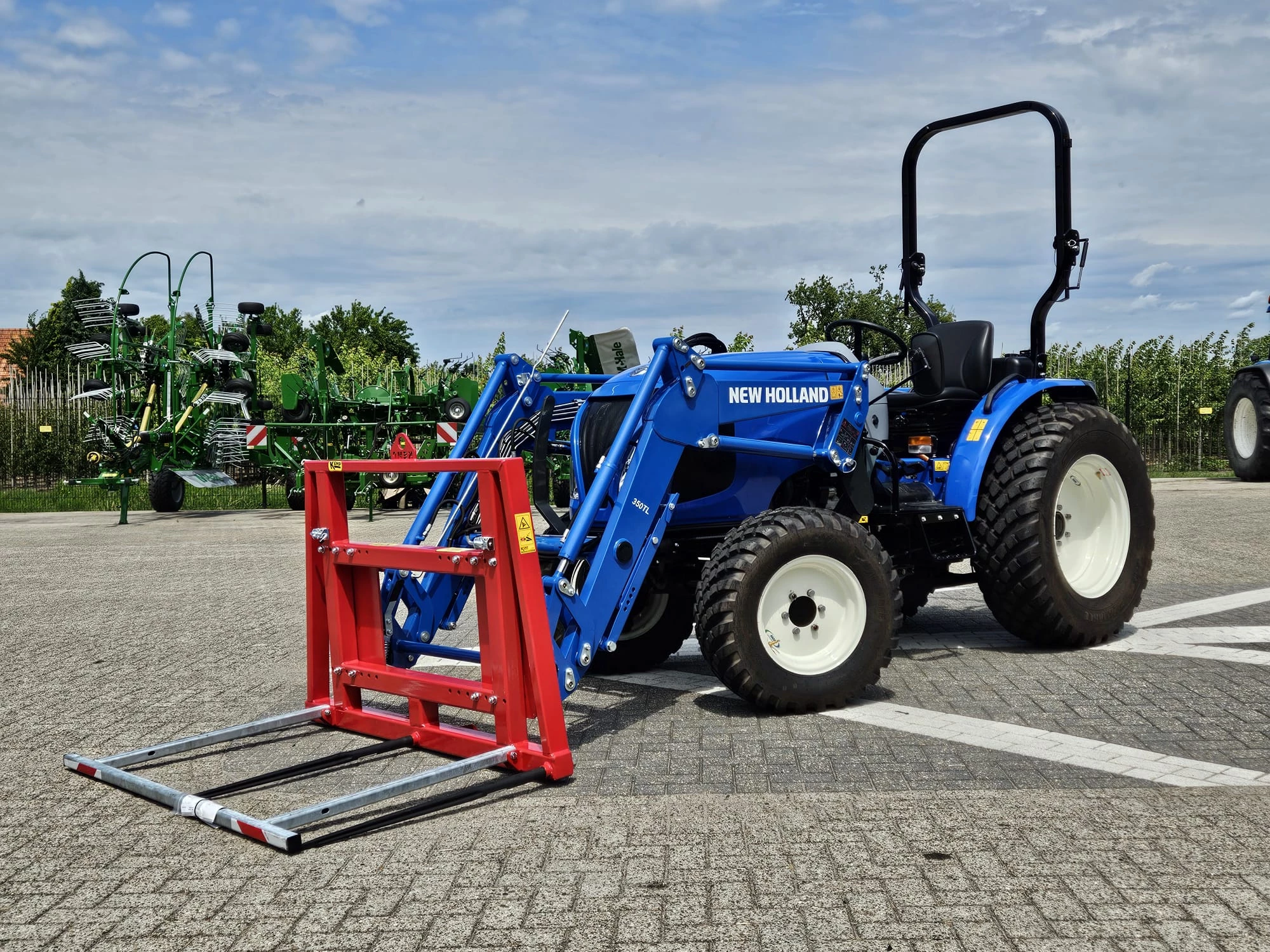 New Holland 2024 - Boomer 55 HST met voorlader en Kemp balenprikker afbeelding 8