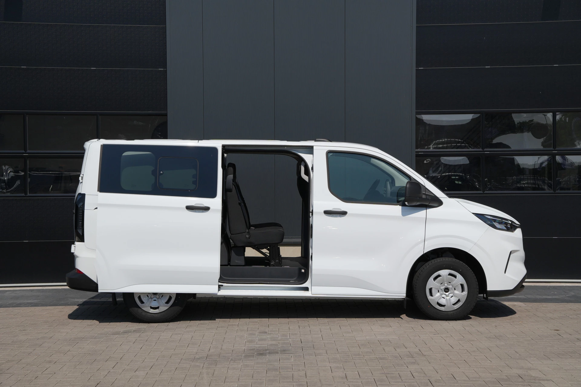 Ford Transit Custom 2025 - 320 2.0 TDCI L1H1 Trend DC 136pk - INCLUSIEF BPM - 2x Schuif - Stoel/stuurverwarming - Cruise - Navi - Camera - Rijklaar obrázek 5