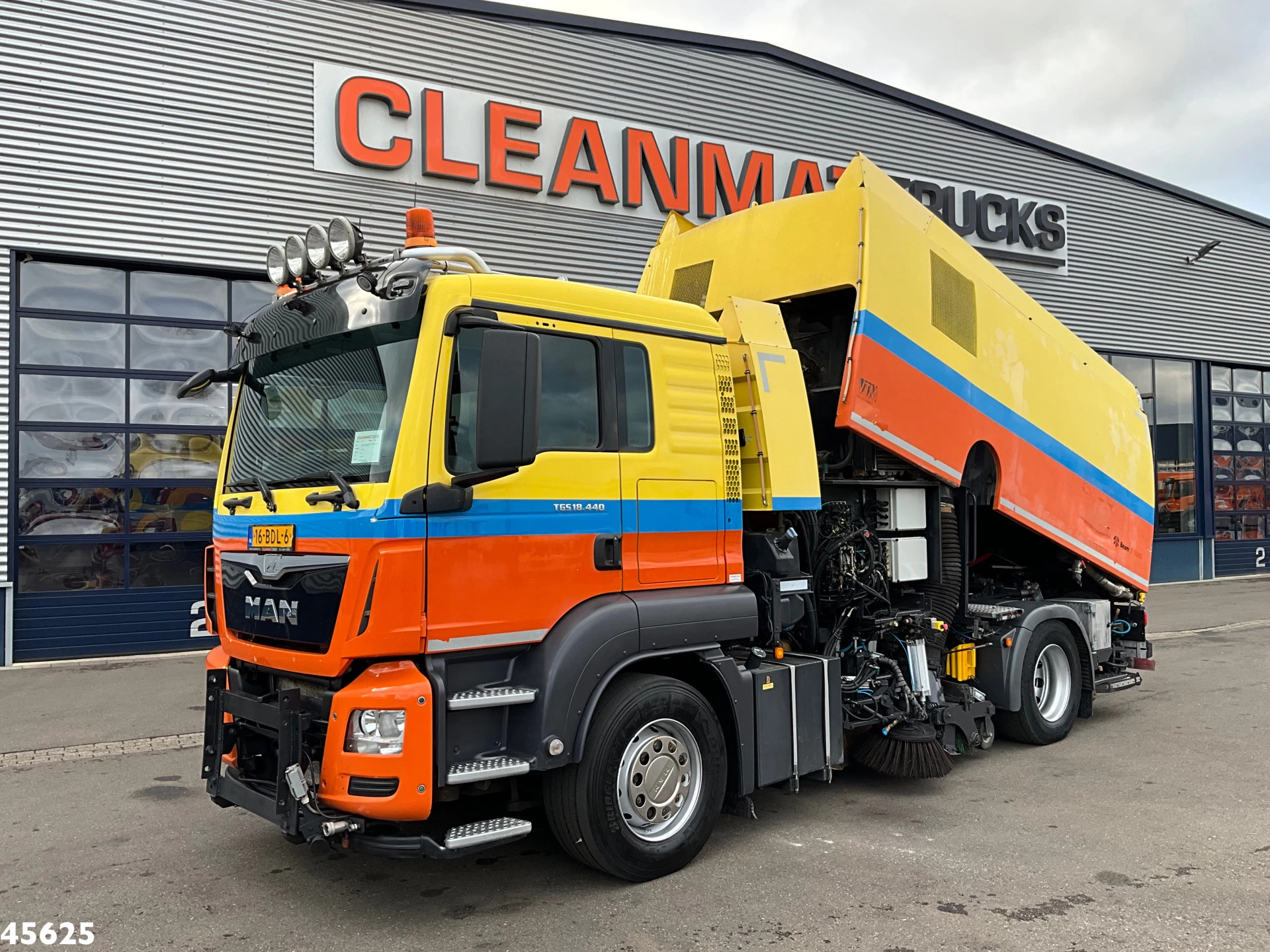 MAN TGS 2013 - 18.440 Euro 6 Beam S9000 Wegdekreiniger links en rechts vegend! afbeelding 1