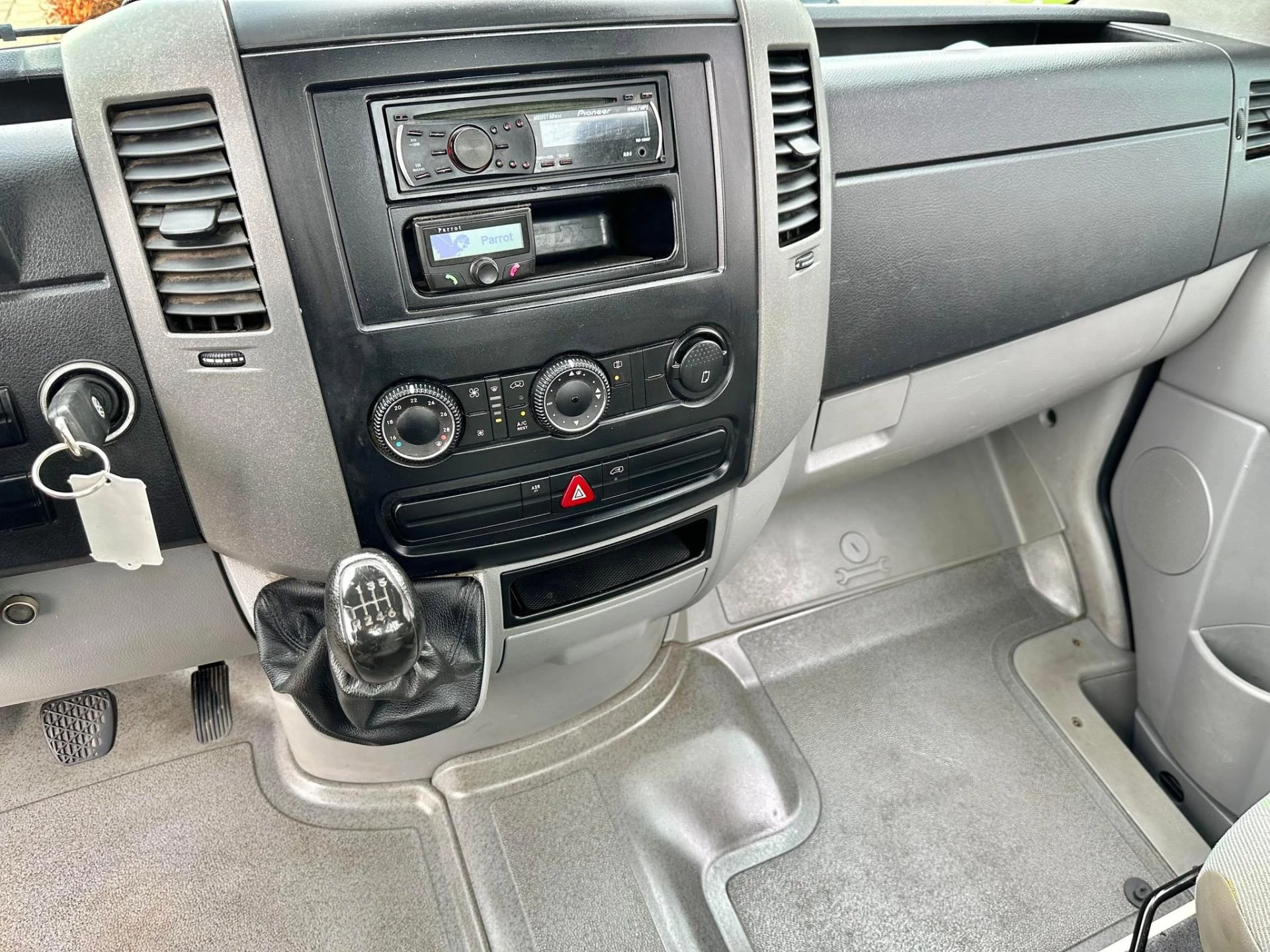 Volkswagen Crafter 2010 - 35 2.5 TDI Airco/Cruise/Trekkr. van 3.500 kg.!!! imagem 7