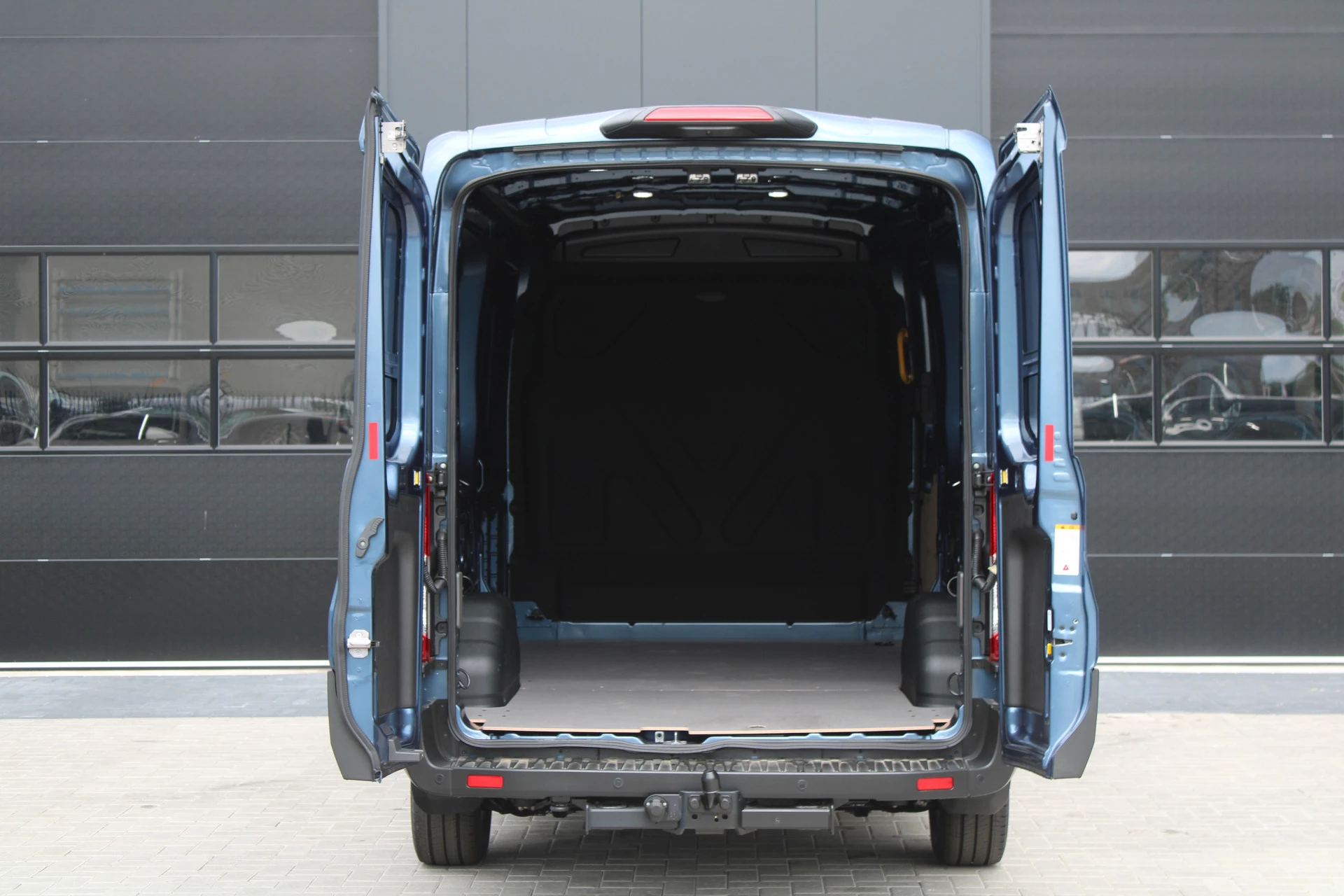 Ford Transit 2024 - 350 2.0 TDCI L3H2 Limited 165pk - LUCHTVERING - ACC - Blind Spot - 360 camera - Navigatie - Stoel-Stuurverwarming - Trekhaak - Rijklaar Bild 4