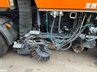 Mercedes-Benz Actros 2009 - 1829 4x4 Bucher Cityfant 60 Rechts en Links vegend image 11