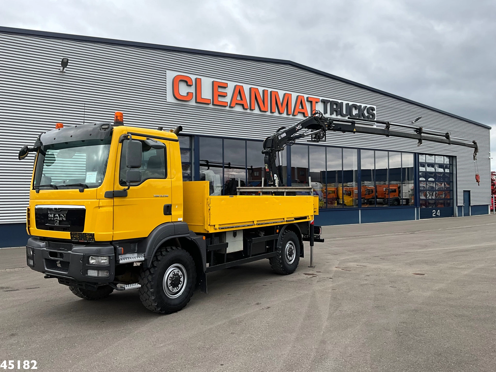 MAN TGM 2010 - 13.290 4x4 Hiab 9 Tonmeter laadkraan Just 222.472 km! image 1