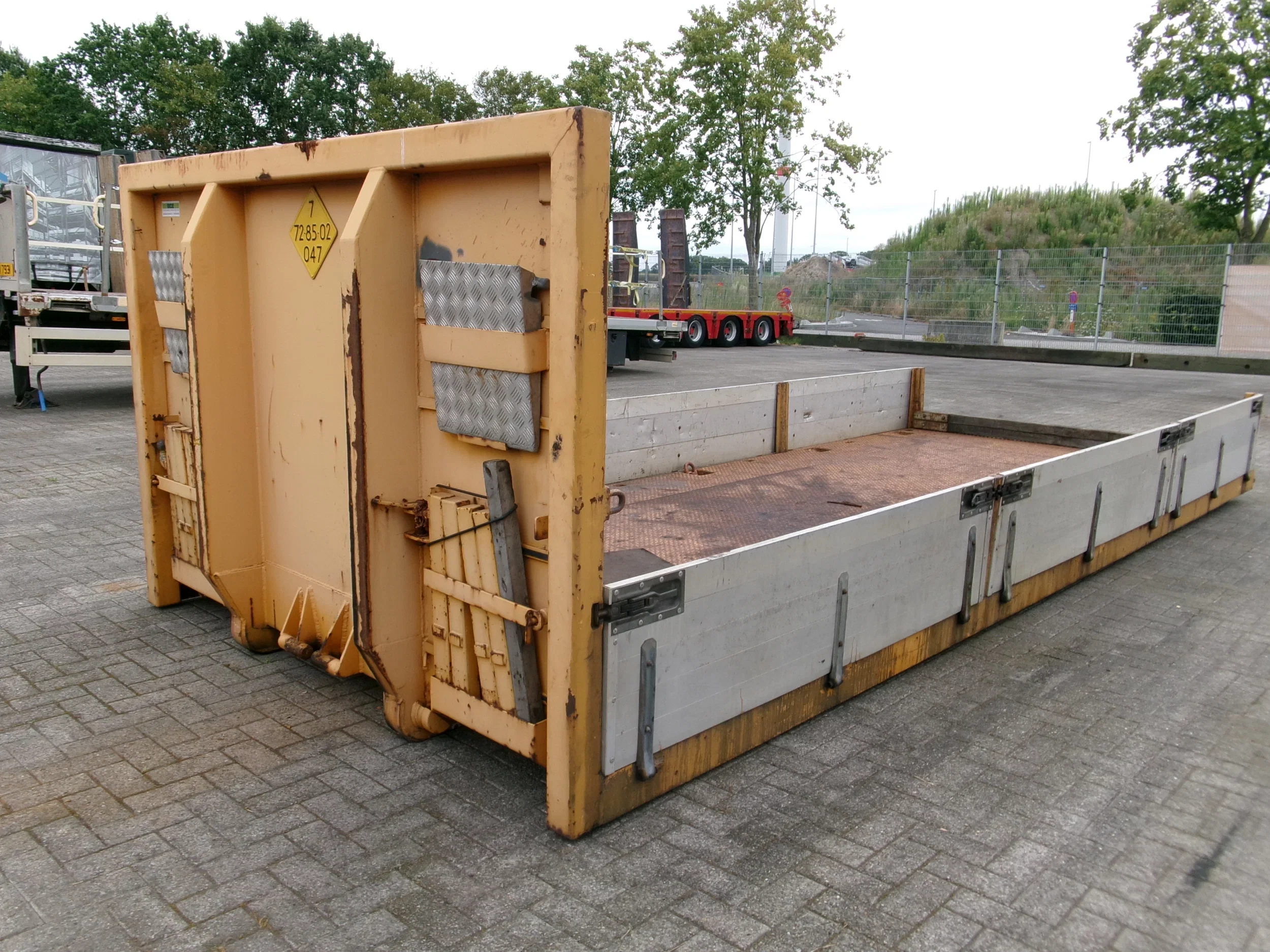 Overige 2009 - Open bak met borden en oprijplanken afbeelding 1