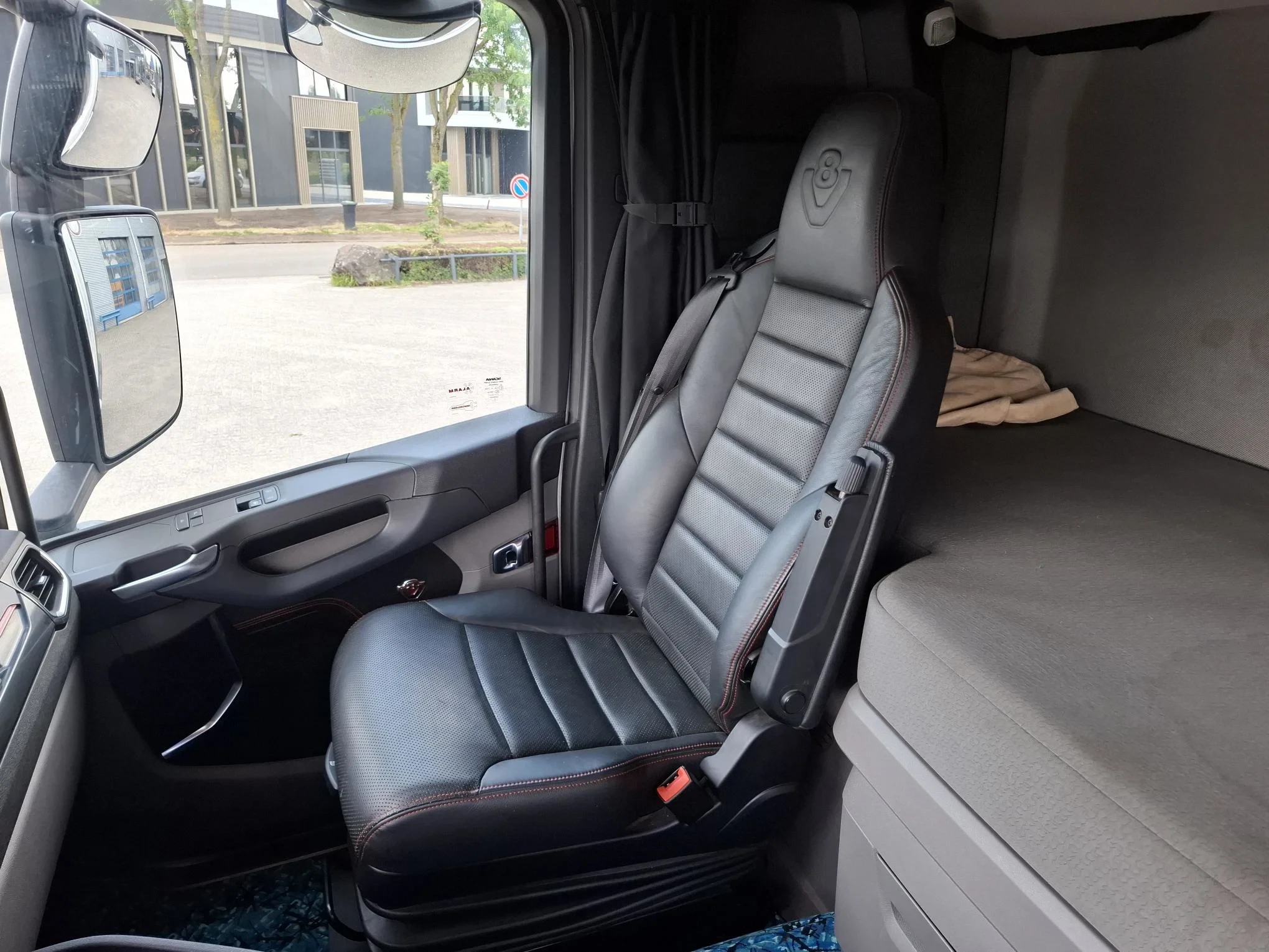 Scania R 2020 - NGS R520 V8 / !!ONLY:500738 KM!! / BOOGIE / RETARDER / HYDRAULICS / LEATHER / NAVI / FRIDGE / LWDS / AUTOMATIC / EURO-6 / 2020 afbeelding 28