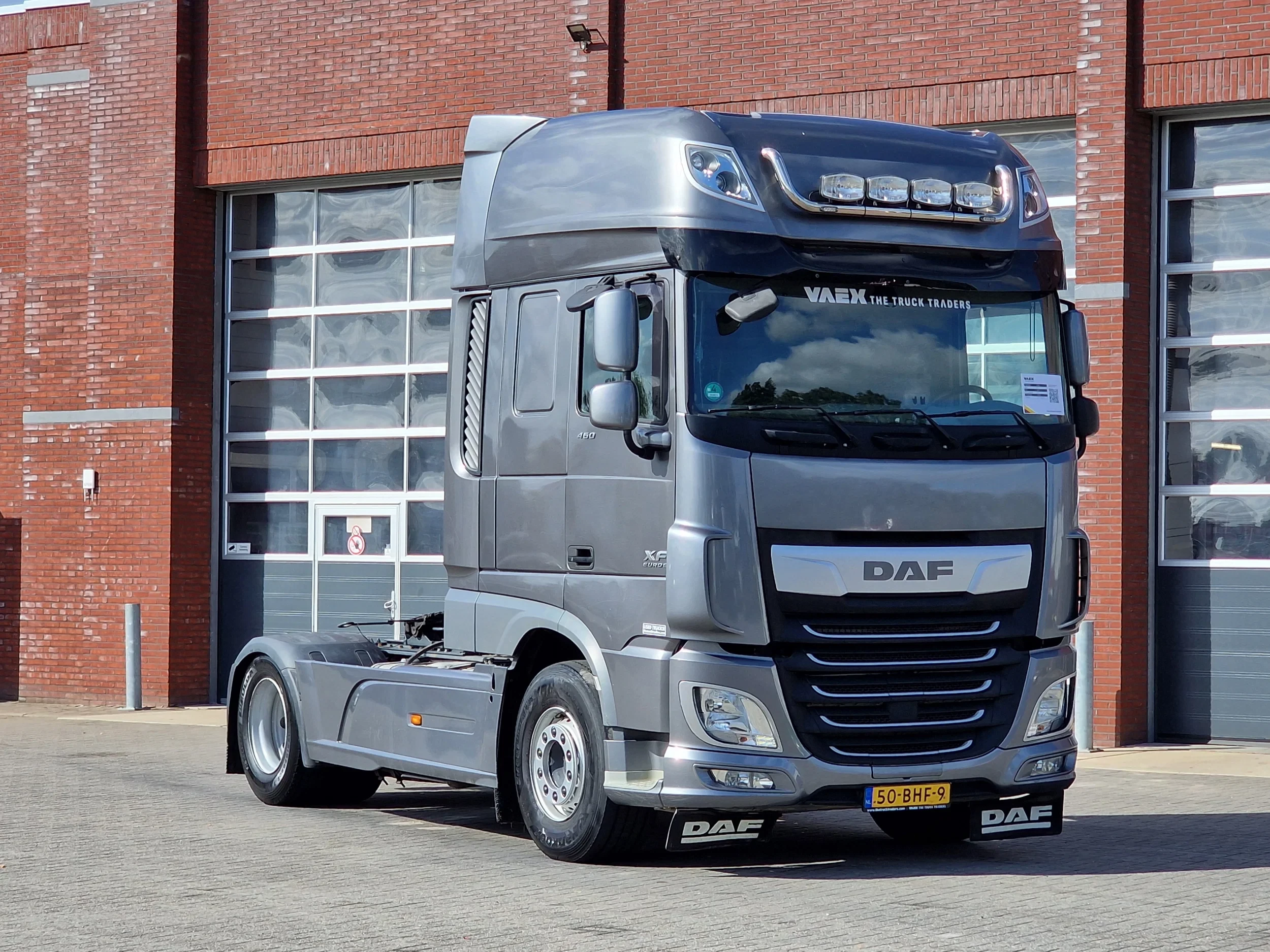 DAF XF 460 2016 - SuperSpaceCab 4x2 - PTO/Hydraulic - Full spoiler - Light bar afbeelding 1