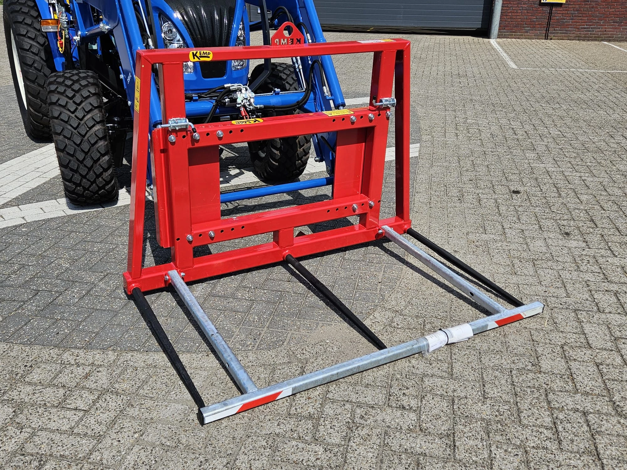 New Holland 2024 - Boomer 55 HST met voorlader en Kemp balenprikker afbeelding 10