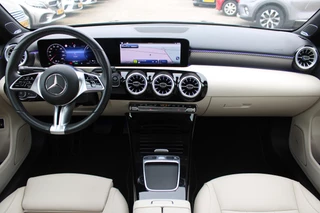 Mercedes-Benz A-Class 2024 - 250e AUT8 Luxury Line PANORAMADAK BURMESTER SFEER 360-CAMERA TREKHAAK obrazek 2