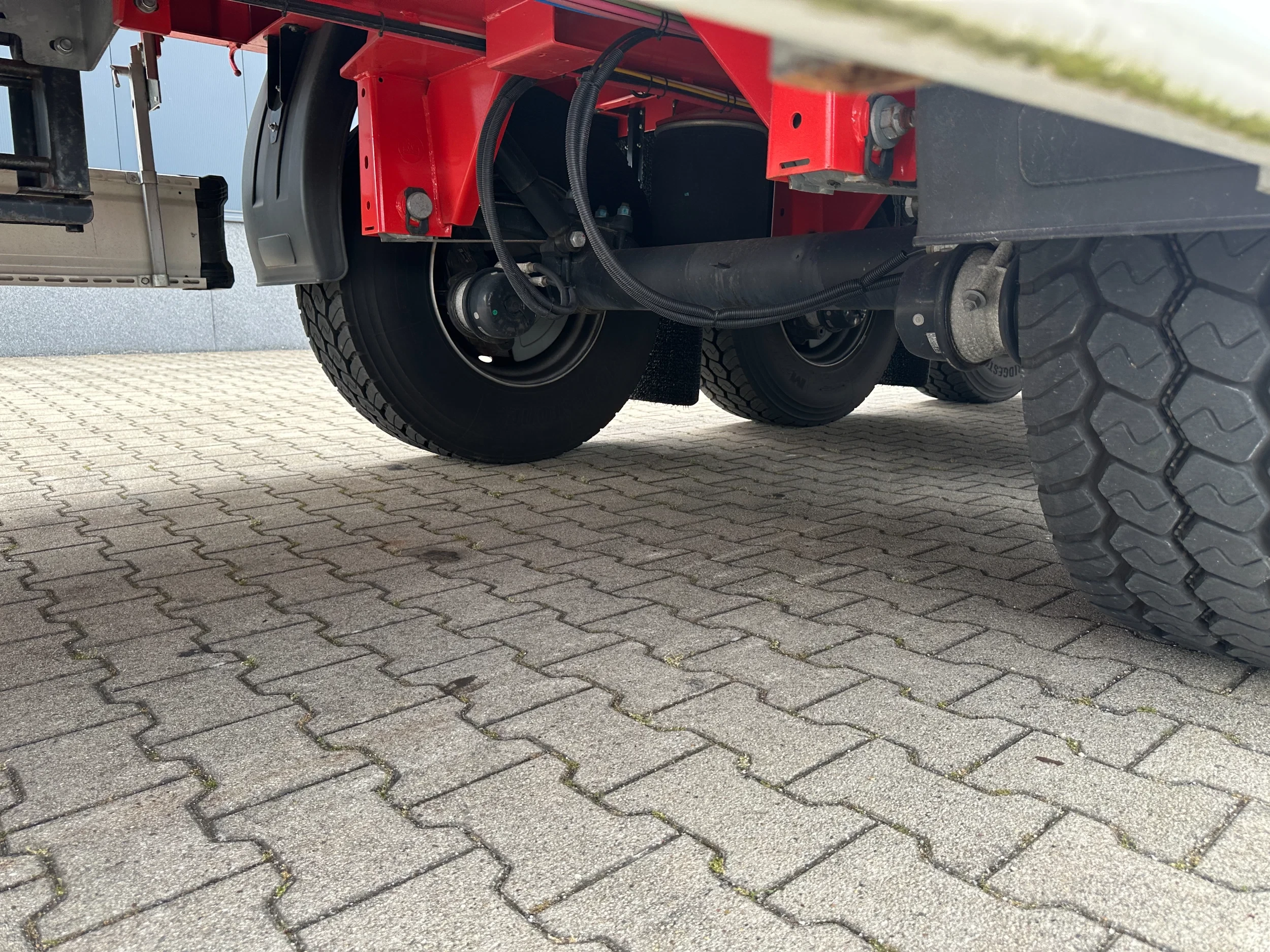 KAESSBOHRER 2026 - new and unused Heavy-Duty flatbed / 690cm extendable / steering axle / discbrakes / NL-trailer / APK: 04-2027 imagen 45