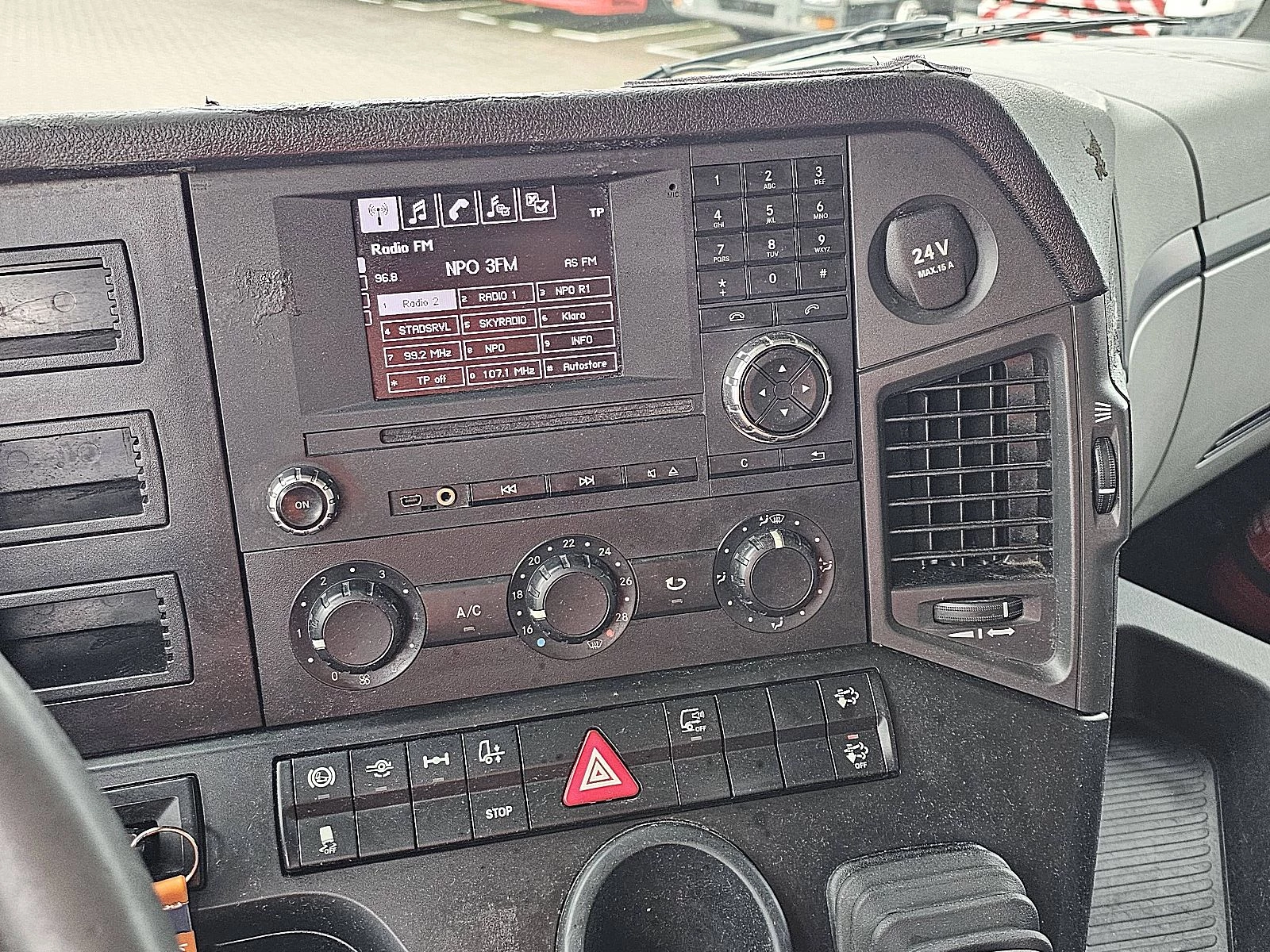 Mercedes-Benz 2015 - ANTOS 1830 image 12