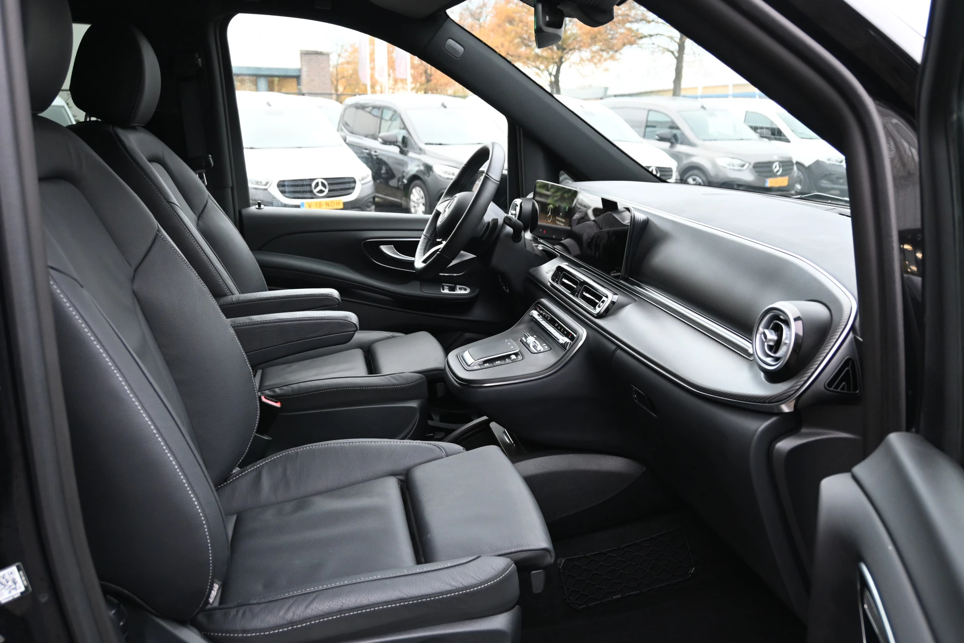 Mercedes-Benz V-Class 2024 - 300d 4-Matic AMG DC L3 XL image 12