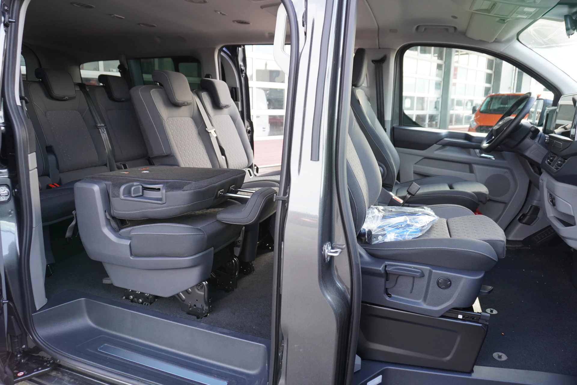 Ford Transit Custom 2025 - 320L 2.5 PHEV 233PK L2H1 Limited 8 Persoons PHEV Automaat imagen 14