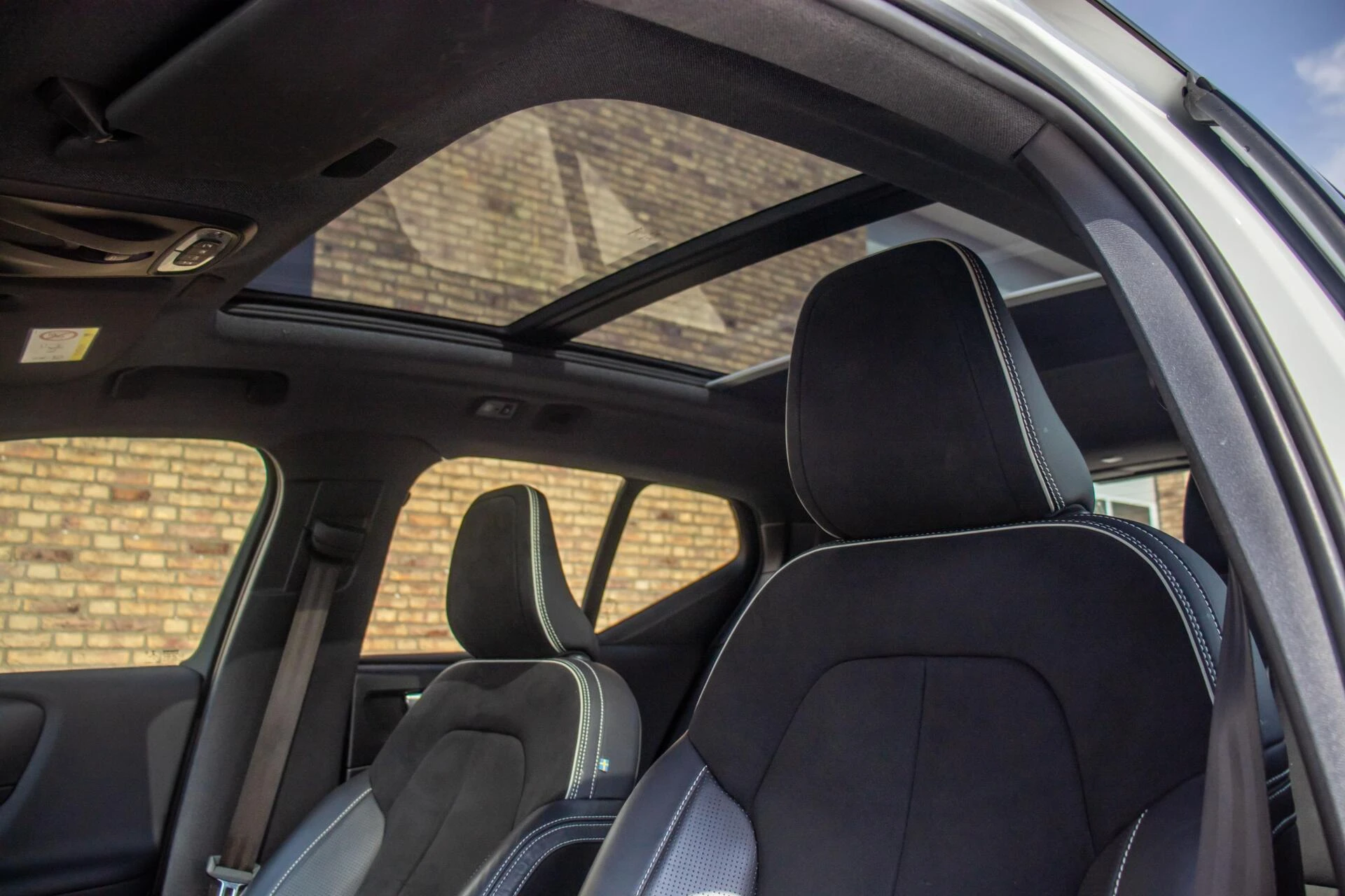 Volvo XC40 2019 - 2.0 T4 R-Design, Orig. NL, Pano, Leder, Keyless afbeelding 16