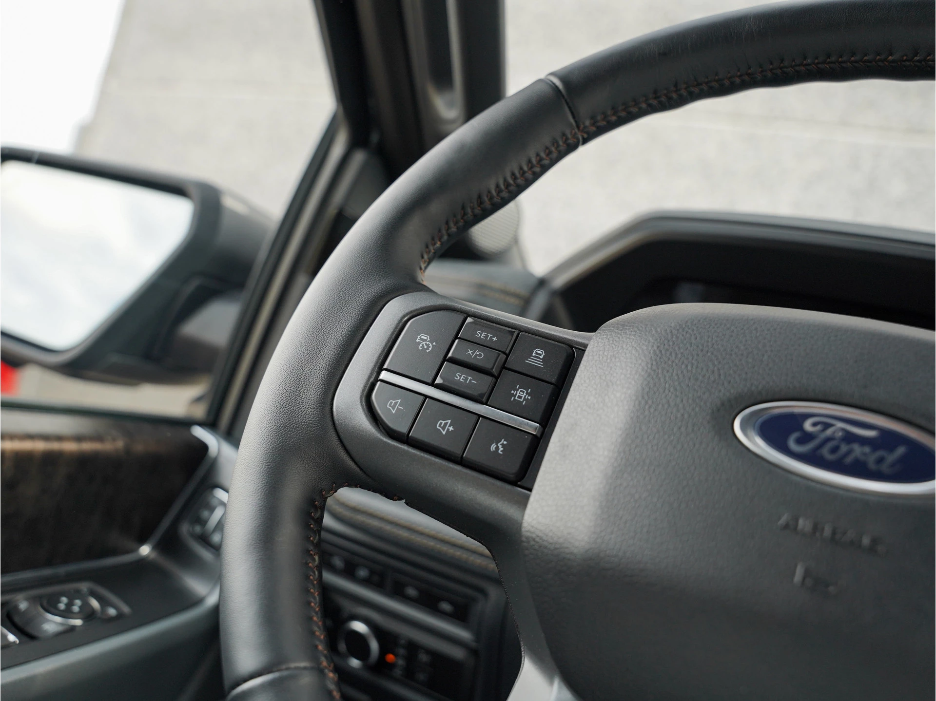 Ford F-150 2023 - Lightning Lariat Standard Range Bild 36