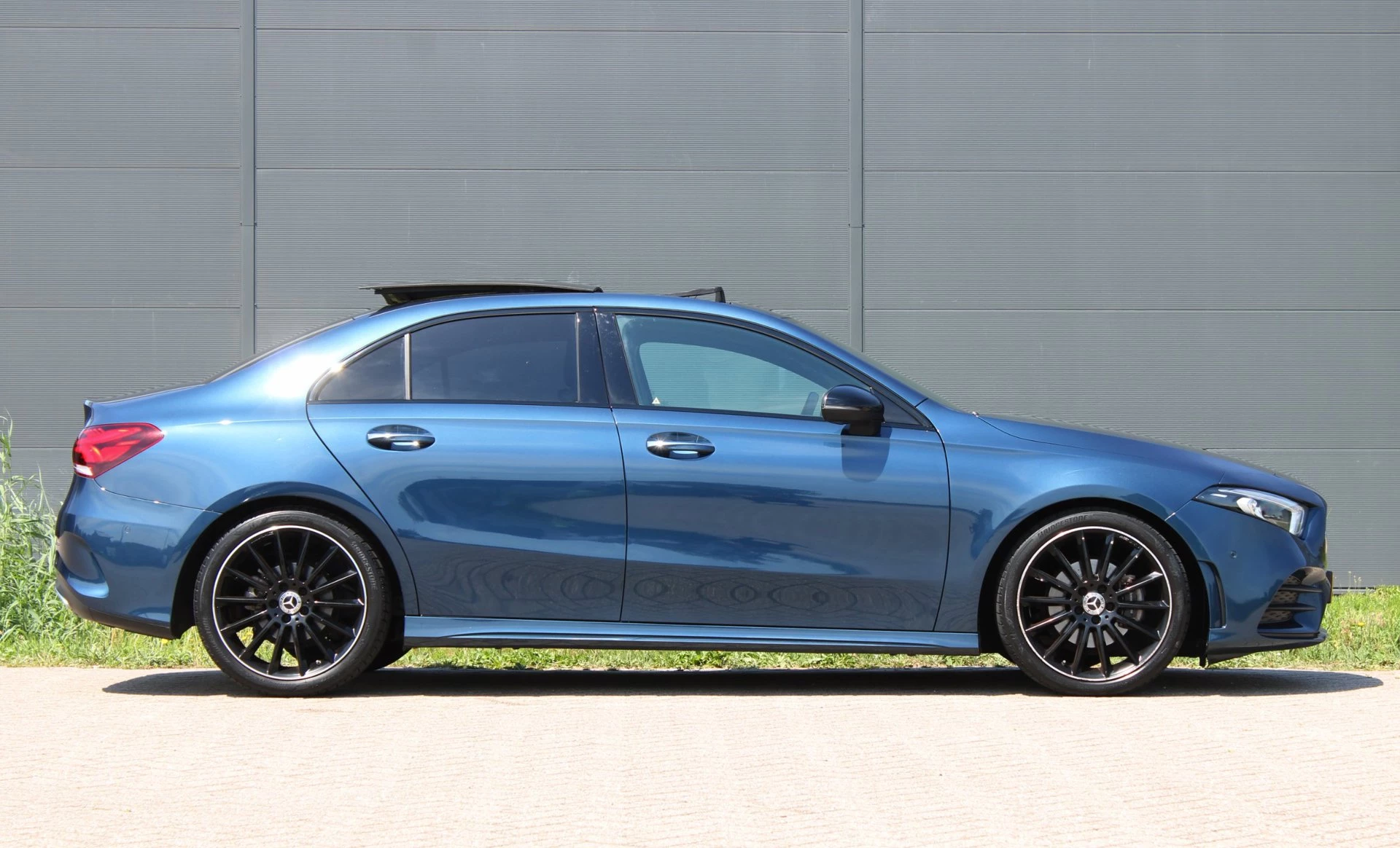 Mercedes-Benz A-Klasse 2023 - 180 AMG Line Panodak Sfeerlicht Keyless afbeelding 4