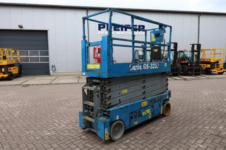 Genie 2013 - GS3232 Hydraulic Outriggers, Electric, 11.75m Work image 2 miniature
