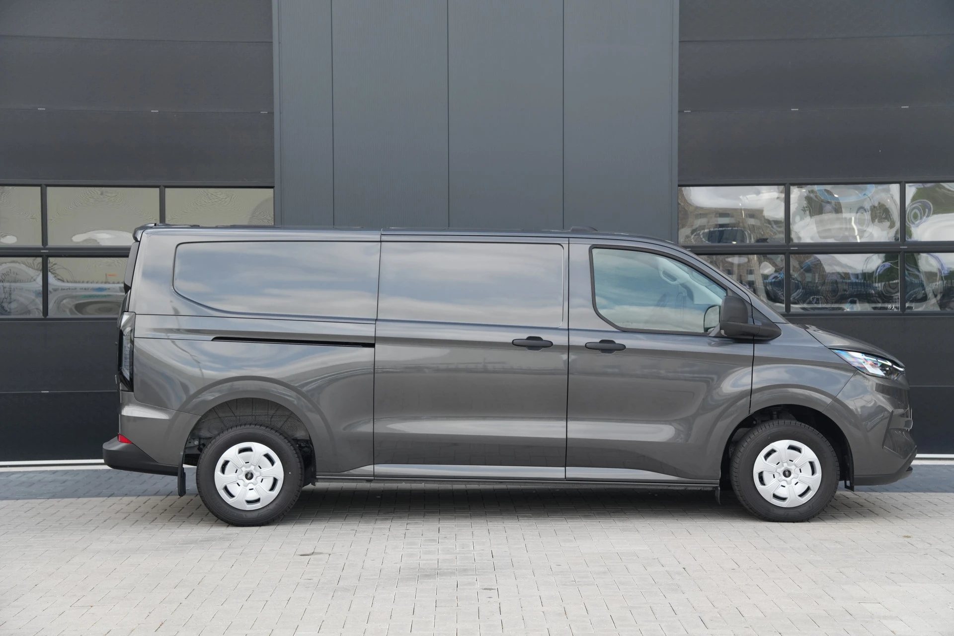Ford Transit Custom 2025 - 320 2.0 TDCI L2H1 Trend 136pk - INCLUSIEF BPM - 2x Schuif - Achterklep - LED - Carplay - Stoelverwarming - Rijklaar Bild 4